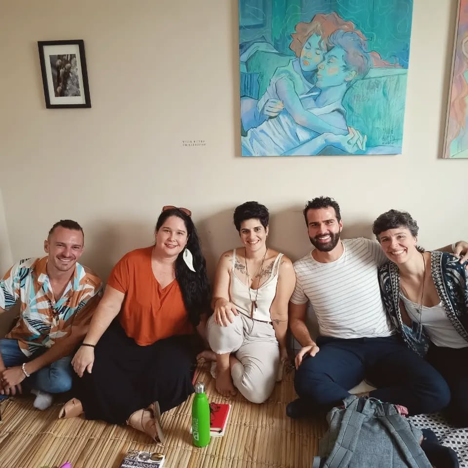 Se a gente fosse tomar o recorde de público da Confraria Psi & Afins do último Sábado como experimento social, as hipóteses seriam:
1 os protocolos e medicamentos para distúrbios da saúde mental não são efetivos para muitos casos e muitas pessoas buscam medicinas e formatos alternativos
2 os tabus sobre tratamentos com psicodélicos estão caindo
Ambas as hipóteses, parecem desdobramentos das medicinas e tecnologias, sejam elas originárias ou cartesianas.
Sigamos ritualizando e estudando perspectivas para a saúde e bem estar individual e coletivo. Somos todos um e estamos em processo.
Uma alegria partilhar esse espaço com Diego, @lufelix_psico
e @richard_unterberger
Agradecimentos ao movimento organizado pelo @psicanalisevincular