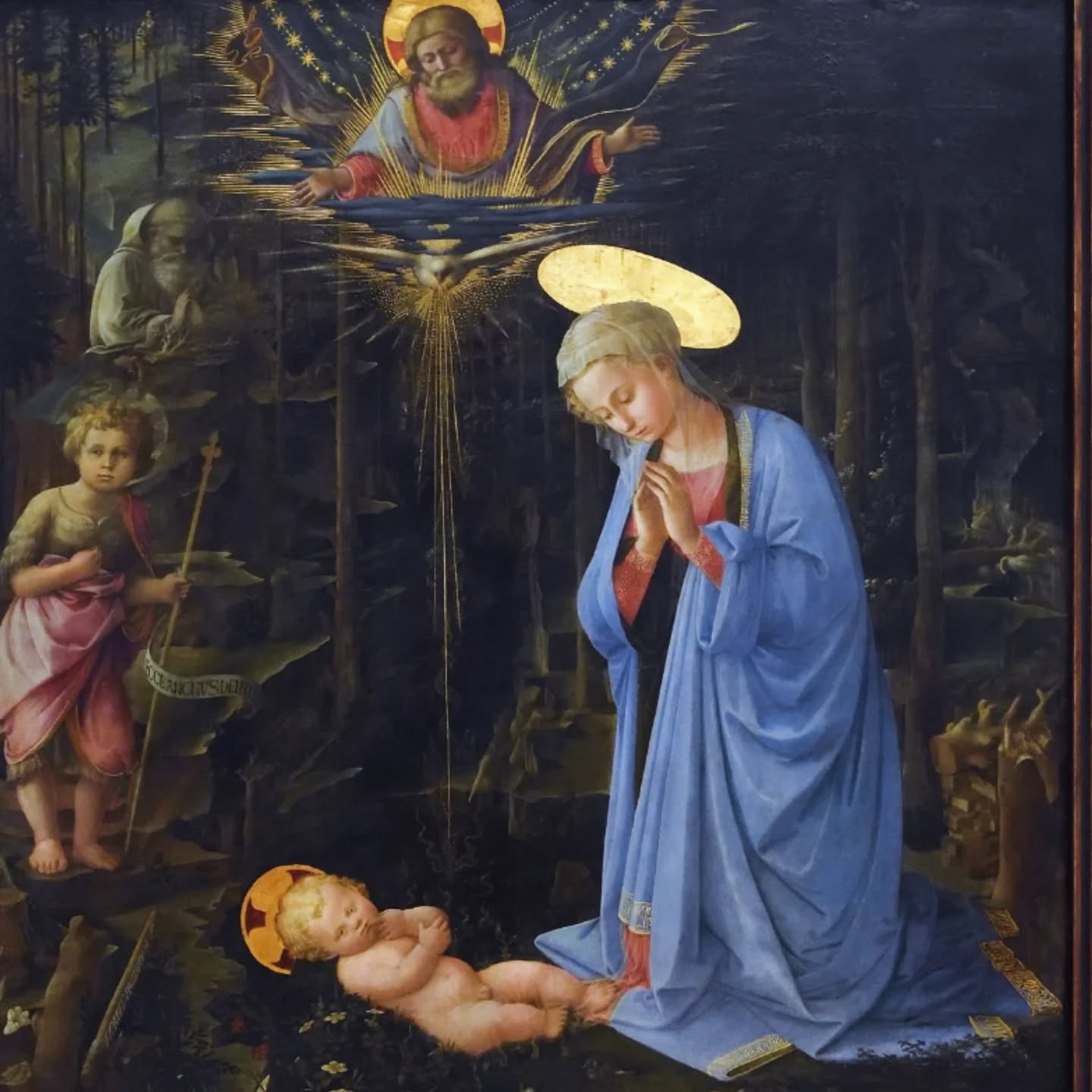 Want to step inside of a #Renaissance #altarpiece?
In #FilippoLippi's "Adoration in the Forest" commissioned and beloved by the Medici, the thick, dark forest in the background might be inspired by the forests of #Casentino.
Medici's had a connection to the Camaldolese order, whose service to the community included wood-chopping. Perhaps to honor that tradition, the artist signed his name on an axe.
Head over to @soulsofitaly for the video that shows a bit of the life of the monastic community still active in Casentino today. (I am linking it in today's story).
The altarpiece, after many changes of owners, is now at @gemaeldegalerie in Berlin. It is replaced by a copy in its original home, the Medici chapel at @palazzomediciriccardi.