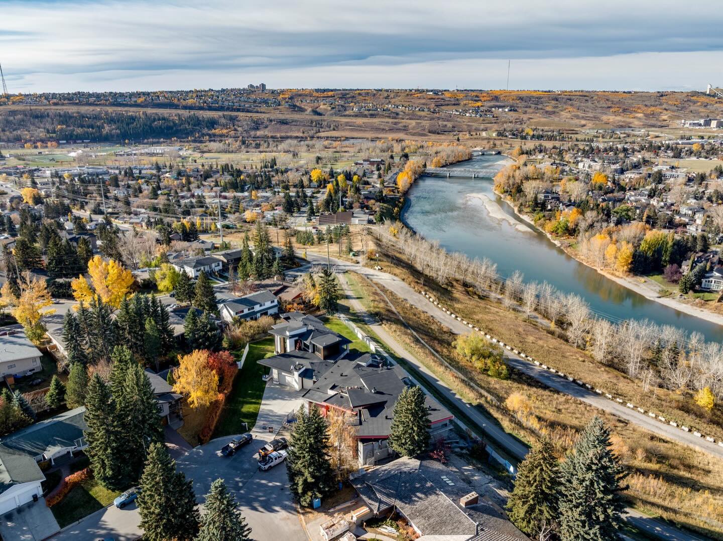 National Take A Walk In The Park Day hits differently when the park is your backyard 🌻☘️🌳!
We’re celebrating houses that bring nature home.
#custombuild #dreamhome #houses #calgaryhomes #luxurybuilders
