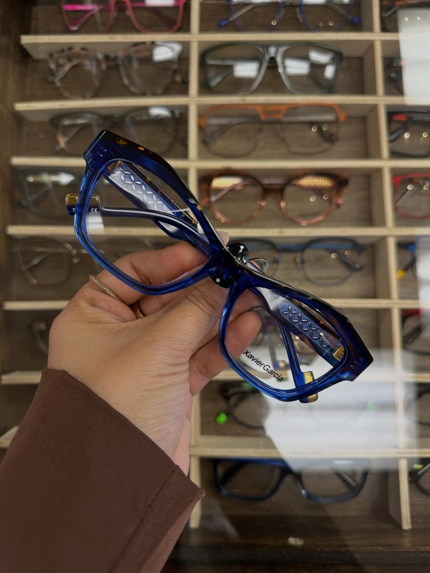 💡#BrandSpotlight: @xaviergarciabarcelona
Did you know? Xavier Garcia is a Barcelona eyewear brand known for bold colours, creative shapes, and distinctive design. One of the benefits of frames like these is that they allow your glasses to become part of your personal style rather than just something functional.
If you enjoy eyewear that feels a little different and expressive, this collection is definitely worth trying on.