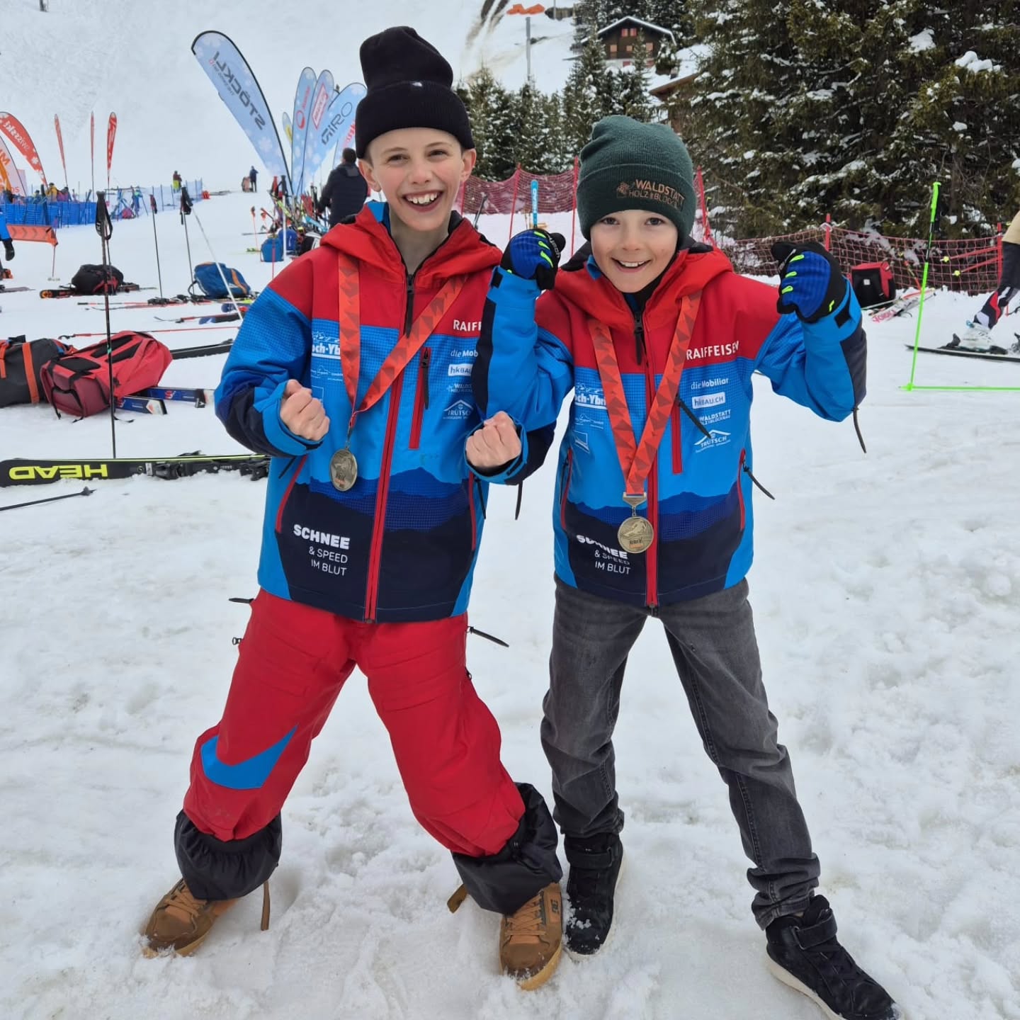 Starchä Start is GPM-Finale🚀🔥
S’erschtä Rännä isch gfahrä und dä Uftakt isch meh als glückt💥
Dä Matteo holt sich sidäfin dä grossartigi 3. Platz🥉
Dä Noah fahrt souverän uf dä starchi 10. Rang💪🏼
& au üsi anderä Finalistä hend ihri Läuf mit viel Kampfgeist, Elan & Style abgliefert💪🏼💥
Vorfreud uf morn 17/10🤩
Mir drücked vo däheimä us wiiterhin wie verruckt Dümä und fiebered mit üserä coolä Finalcrew mit🤩