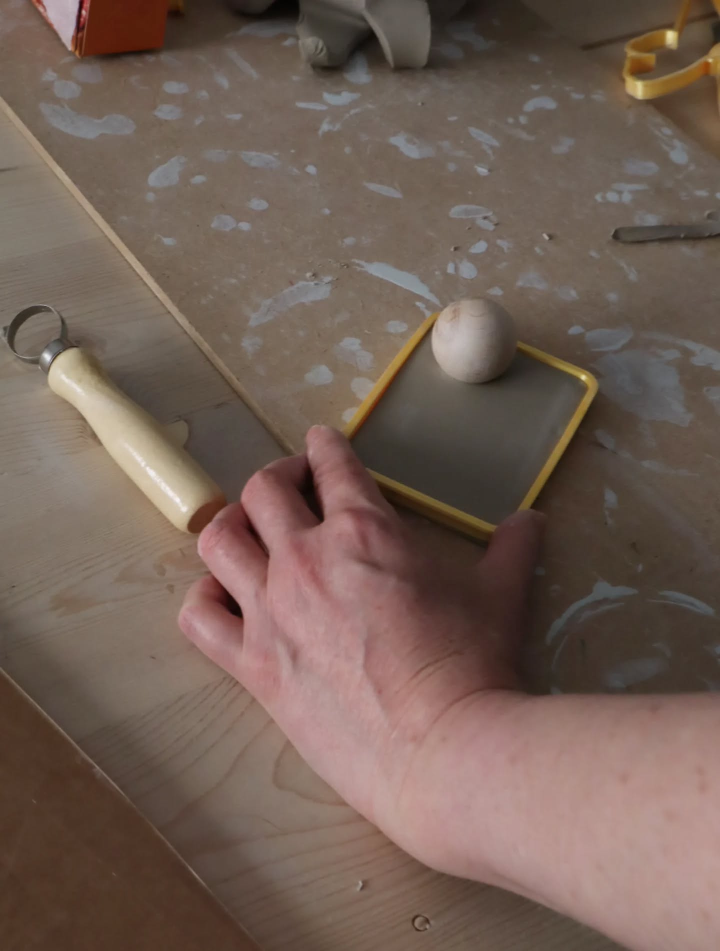 Côté Atelier !
Fabrication d'une nouvelle création une idée ?
.
.
.
#poussiereredesrues #handmade #screenprinting #lyon