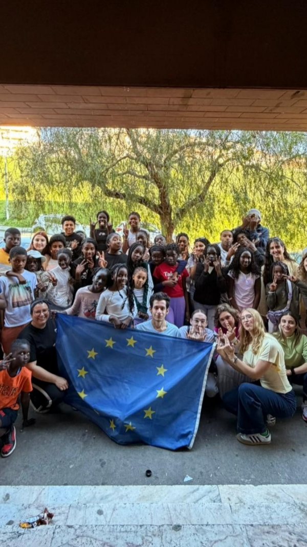 𝗠𝗼𝗯𝗶𝗹𝗶𝘁𝗲́ 𝗱𝗲𝘀 𝘀𝗲𝗿𝘃𝗶𝗰𝗲𝘀 𝗰𝗶𝘃𝗶𝗾𝘂𝗲𝘀 😍
Cette année nous avons emmené 6 services civiques de la MDE40 WIPSEE et des @lespep40 au Portugal 🇵🇹 pour une semaine de mobilité des apprenants.
Grâce à notre programme @mentorat_circulaire_landes, à @erasmusplusfr et à la @region_nouvelle_aquitaine, ils ont découvert la culture locale, rencontrer les membres et volontaires de l'association @ngo_checkin tout en développant leurs compétences linguistiques 🗣️ en anglais 🇬🇧 , leur confiance en soi et une cohésion de groupe inoubliable !
Merci aux partenaires pour l'accueil et les visites 🏛️, merci à chaque jeune pour votre implication et avoir osé agrandir votre zone de confort !
@servicecivique #erasmus #portugal #europe #skills