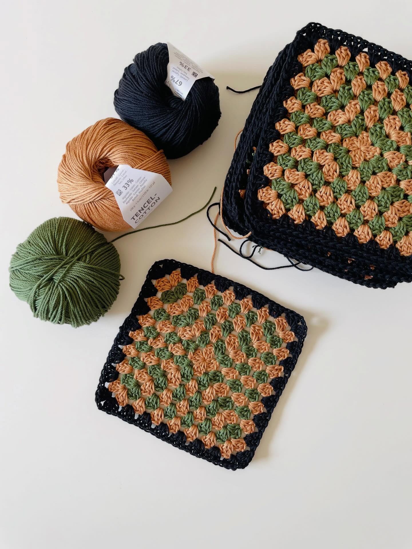 Eines meiner aktuellen (vielen verschiedenen ☺️) Häkelprojekte 🧶🥰. Da ich voll im Granny Fieber bin, hab ich mir nun ein größeres (und wahrscheinlich längeres) Projekt vorgenommen. Es wird ein langer Rock und wenn ich richtig gerechnet habe, brauche ich 48 Granny Squares 🤩… geht eigentlich 🤓…. Naja der Stapel wächst 💪🏻. Ich glaube das zusammennähen wird nochmal eine Herausforderung 😅.
Habt ihr auch schon Mal Granny’s gehäkelt und was ist es geworden? Wünsche euch viel Freude & Entspannung beim häkeln 🧶 ☺️
#häkeln #grannysquare #häkelanleitungen #maschenherz #häkelliebe❤️