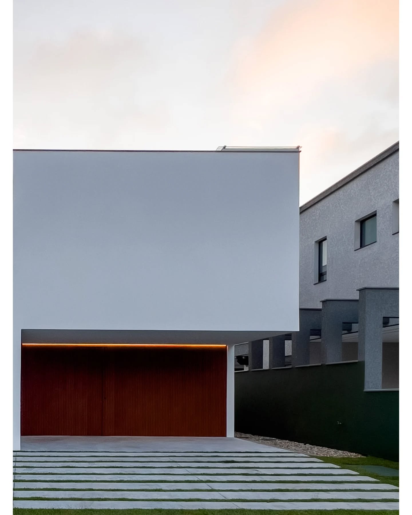 Casa Laranjeiras | 2025
Uma casa branca e silenciosa, que se fecha para a rua e se abre para os fundos. Sua implantação no terreno permite que a luz natural acompanhe cada ambiente ao longo do dia, definindo formas, sombras e linhas puras que dão ritmo à casa.
Com 297 m² de área construída e amplos espaços externos, a casa combina proporção, luminosidade e conforto. Os materiais reforçam sua identidade contemporânea: paredes brancas, porcelanatos Portobello, microcimento nos banheiros, esquadrias de alumínio branco fosco, porta principal em alumínio amadeirado e ACM, e deck de cumarú.
Cada detalhe expressa a busca por precisão e serenidade — uma arquitetura pensada para habitar com luz, sobriedade e sofisticação.
Ficha técnica:
Localização: Ingleses, Florianópolis, SC – Brasil
Tipologia: Residência unifamiliar de dois pavimentos em condomínio fechado
Arquitetura: Proyecto C – Argentina
Conclusão: 2025
Área construída: 297 m²
Área total: 513 m²
Unidades: 1
Dormitórios: 4 suítes
Banheiros: 4 banheiros + lavabo
Vagas de garagem: 6 (2 cobertas + 4 descobertas)
Diferenciais: Jardim interno a céu aberto, claraboias na escada e nos banheiros, ampla iluminação natural, ventilação cruzada, fachada branca atemporal, terraço privativo, deck de cumarú. Dormitórios com excelente orientação solar (norte/leste) e pavimento térreo integrado ao jardim dos fundos.
.
www.kubiko.com.br
#kubiko #florianopolis #investimento
Projeto: @proyectoc_arquitectos
Ph: cortesía Proyecto C