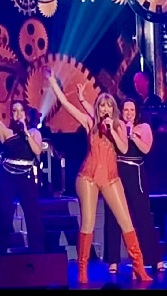 ✨💃🏼you go talk to your friends talk to my friends talk to me😘💃🏼✨
#neverevergettingbacktogether #taylorswift #tributeshow #tributeartist
*Elizabeth as Taylor Music is an unofficial tribute to Taylor Swift and Taylor Swift’s music and is not endorsed by or in any way affiliated with TAS Rights Management, Taylor Swift, or their affiliated entities, and the event organizers have indemnified TAS Rights Management, Taylor Swift, or their affiliated entities against any and all claims relating to any injury, death, or other harm that could befall event attendees.*