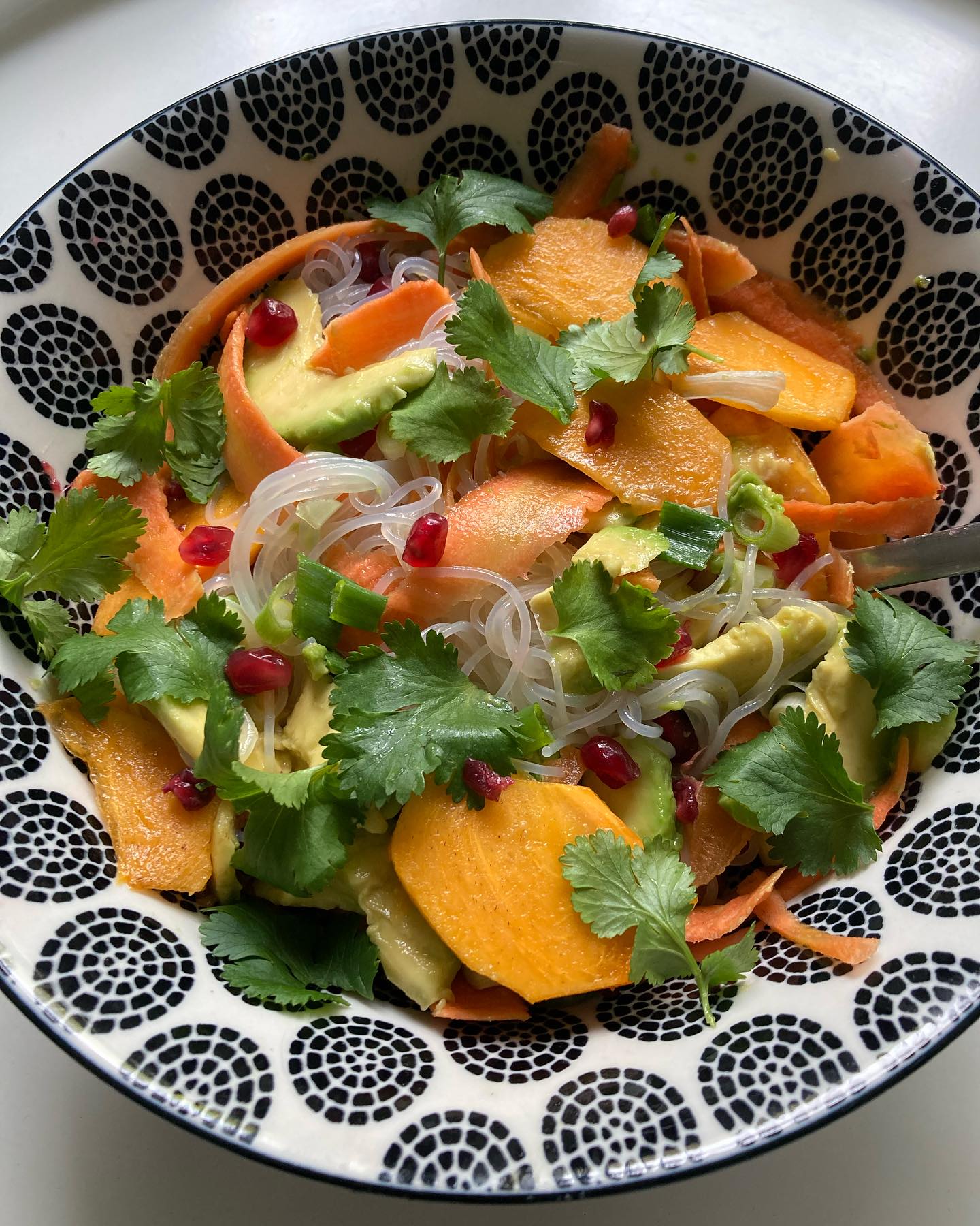 Salade vietnamienne aux kakis!
J’en fais quoi de mes kakis dessinés hier? J’avoue ne pas avoir encore fait de recette avec ce fruit, donc je me suis dit: pourquoi pas une salade fraîcheur asiatique?
Pour 2 personnes: 1 kaki, 1 avocat, 1 carotte, 1 ciboule chinoise, 100g de vermicelles de riz (ou soja), quelques feuilles de coriandre, 1 poignée de grains de grenade, 1 c.à soupe de graines de sésame blond.
Pour la sauce: 1 c.à soupe de sauce nuoc nam, 1 c.à soupe de vinaigre de riz et de sauce de soja, 2 c.à soupe d’huile de sésame grillé.
Éplucher le kaki et l’avocat, les couper en tranches fines. Éplucher et couper en tranches fines à l’économe la carotte. Effeuiller, laver et ciseler la coriandre.
Faire tremper pendant 10 minutes dans de l’eau bouillante, refroidir et égoutter les vermicelles.
Dans 2 bols, repartir les ingrédients, ajouter la coriandre, les grains de grenade, saupoudrer de graines de sésame.
Mélanger les ingrédients de la sauce. La verser sur chaque bol, bien mélanger!
Bonne dégustation!
NB: on aurait pu ajouter pour une salade plus nourrissante des crevettes cuites.
J’ai eu un petit doute car, selon la diététique chinoise, il n’est pas recommandé de manger du kaki avec du crabe. J’ai préféré ne pas prendre de risques avec les crevettes… et c’était très bon comme cela!
Cette même salade serait aussi délicieuse avec de la mangue, dans ce cas-là, pas de soucis pour ajouter des crevettes!
#salades #saladethai #saladevietnamienne #kaki #saladeexotique #avocat #avocadosalad #avocado #dietetiquechinoise #madreperlamtc