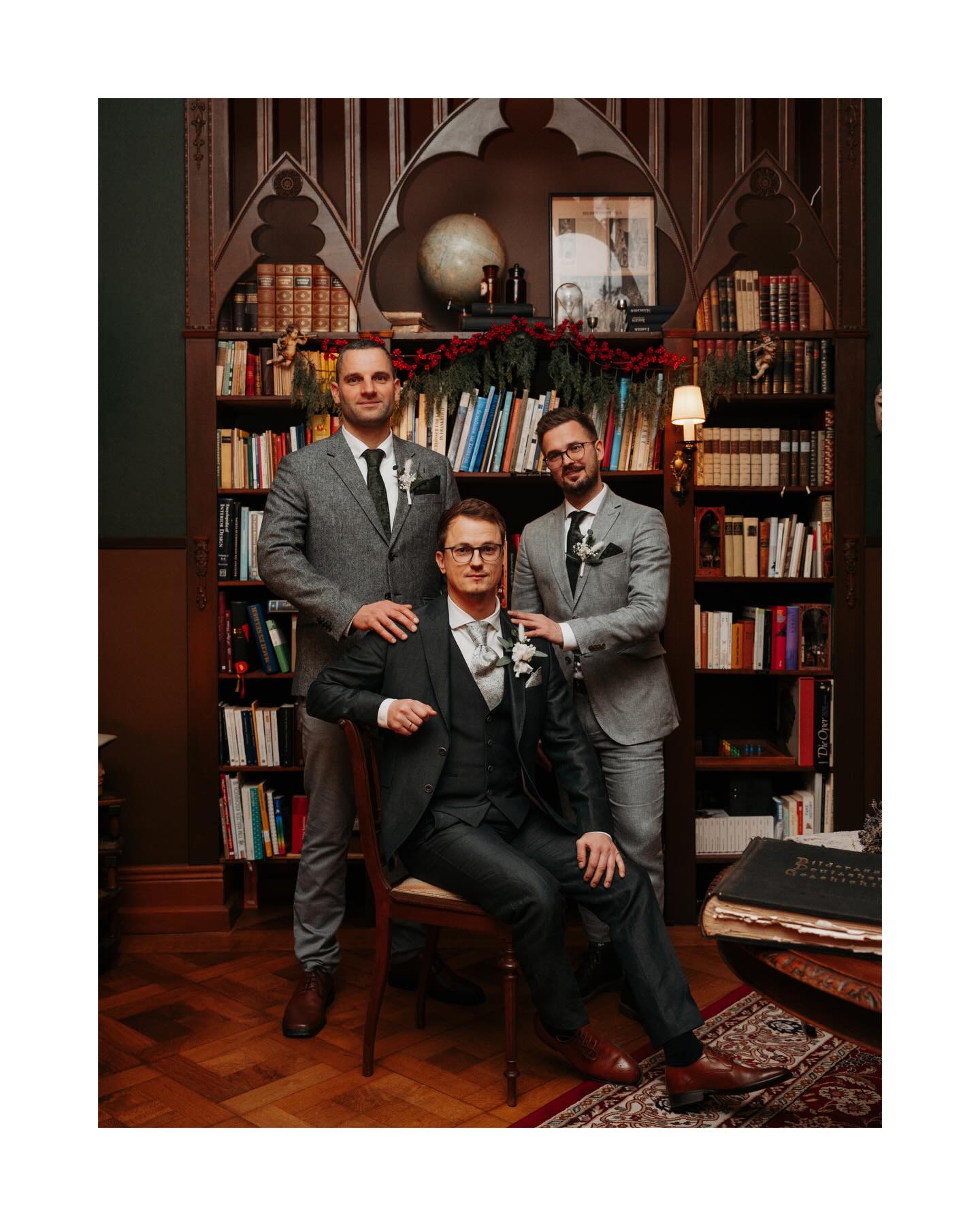 Manchmal sind es die kleinen Momente, die alles sagen.
Ein gemeinsamer Zug am Schachbrett. Ein Lächeln. Ein Blick, der mehr versteht als Worte.
Im Herrenhaus Viecheln ging es nicht um Perfektion. Sondern darum, gemeinsam durchs Leben zu gehen. Mal voraus, mal nebeneinander, mal einen Schritt zurück, aber immer miteinander.
Und dann sind da die Menschen, die dich begleiten.
Deine Trauzeugen. Deine Freunde. Die an deiner Seite stehen, egal wie das Spiel gerade läuft.
Genau das ist für mich Hochzeit. Wenn ihr eure Hochzeit für 2026 oder 2027 plant: Für 2026 sind nur noch vereinzelte Termine verfügbar. Meldet euch gern ich freue mich darauf, euch kennenzulernen und eure Geschichte festzuhalten.
Credits:
Photography: @jaronkwast.photography
Dress: @dearbride.de
Location: @herrenhausviecheln
#hochzeitsfotograf #hochzeitsfotografhamburg #herrenhausviecheln hochzeitnorden norddeutschlandhochzeit weddinggermany brautpaar hochzeitsreportage emotionalehochzeit authenticwedding weddingmoments hochzeitsfotografie germanywedding norddeutschland