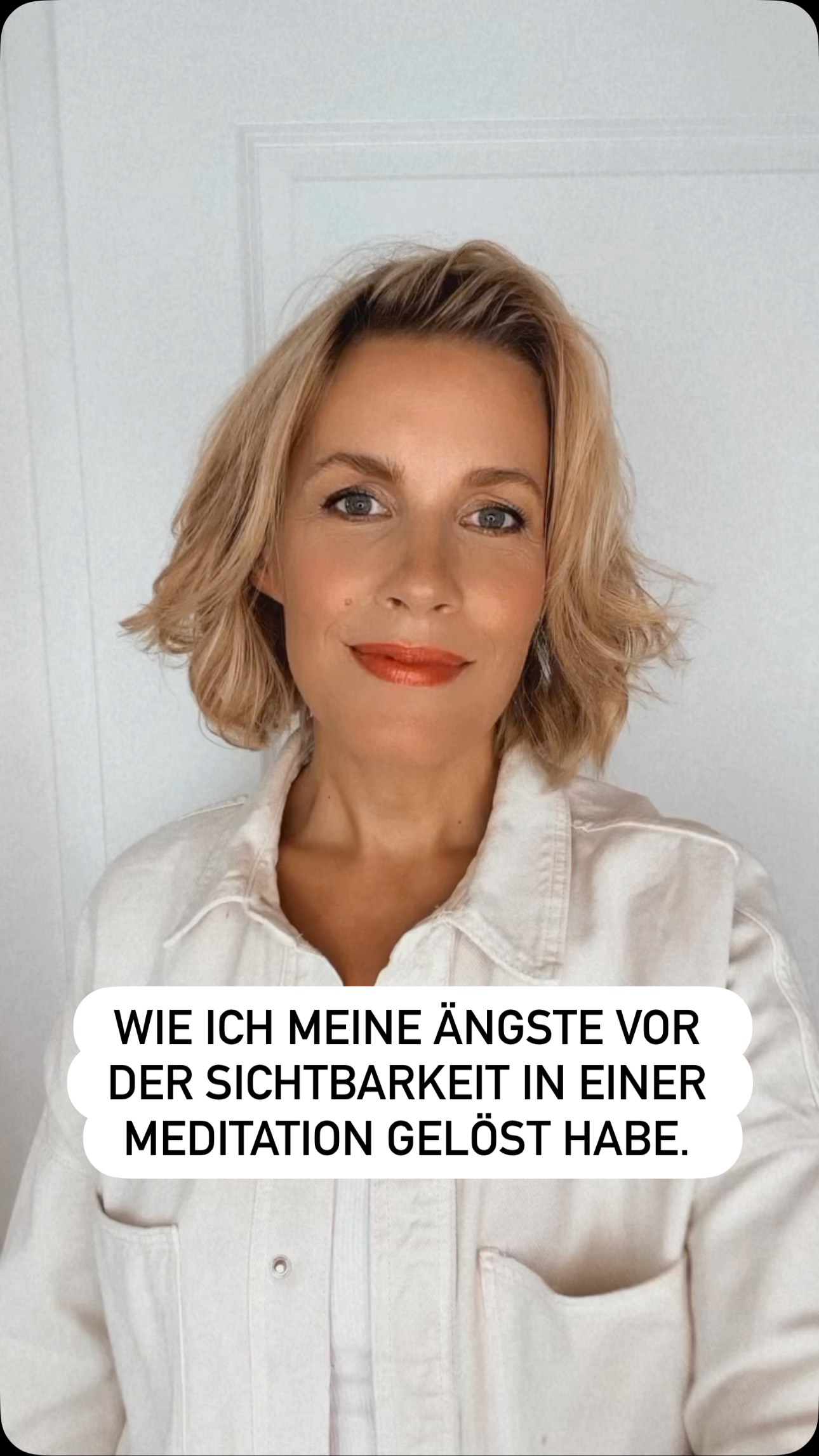 So lange hab ich mich versteckt, mich angepasst aus der Sorge heraus einen Fehler zu machen und nicht zu gefallen.
Irgendwann habe ich aber in einer Meditation ein Bild gesehen. Was, wenn ich für andere Menschen einen Unterschied machen kann, weil ich über meinen Schatten springe und mich so zeige wie ich bin.
Wenn ich Skills lerne, die meinen Leidenschaften und Talenten entspreche und nicht mehr nachmache, was alle machen.
Es hat alles verändert wie ich auf Sichtbarkeit blicke.
Heute versuche ich immer innerlich die Augen zu schließen und die Menschen vor mir zu sehen, die sich freuen mit mir zu arbeiten. Die meine Talente schätzen und meine Energie.
Die Angst muss nicht weg gedrückt werden, aber wenn die Neugierde größer ist als die Angst shiftet sich etwas.
Was belastet Dich beim Thema Sichtbarkeit am Meisten?
Kommentiere mit “seen” und ich sende dir mein kostenloses workbook zum Start in die Sichtbarkeit zu.
Deine Lotta
#sichtbarkeit #soulbusiness #personalbranding #businessfotos #neustart #hamburg #businessmentor