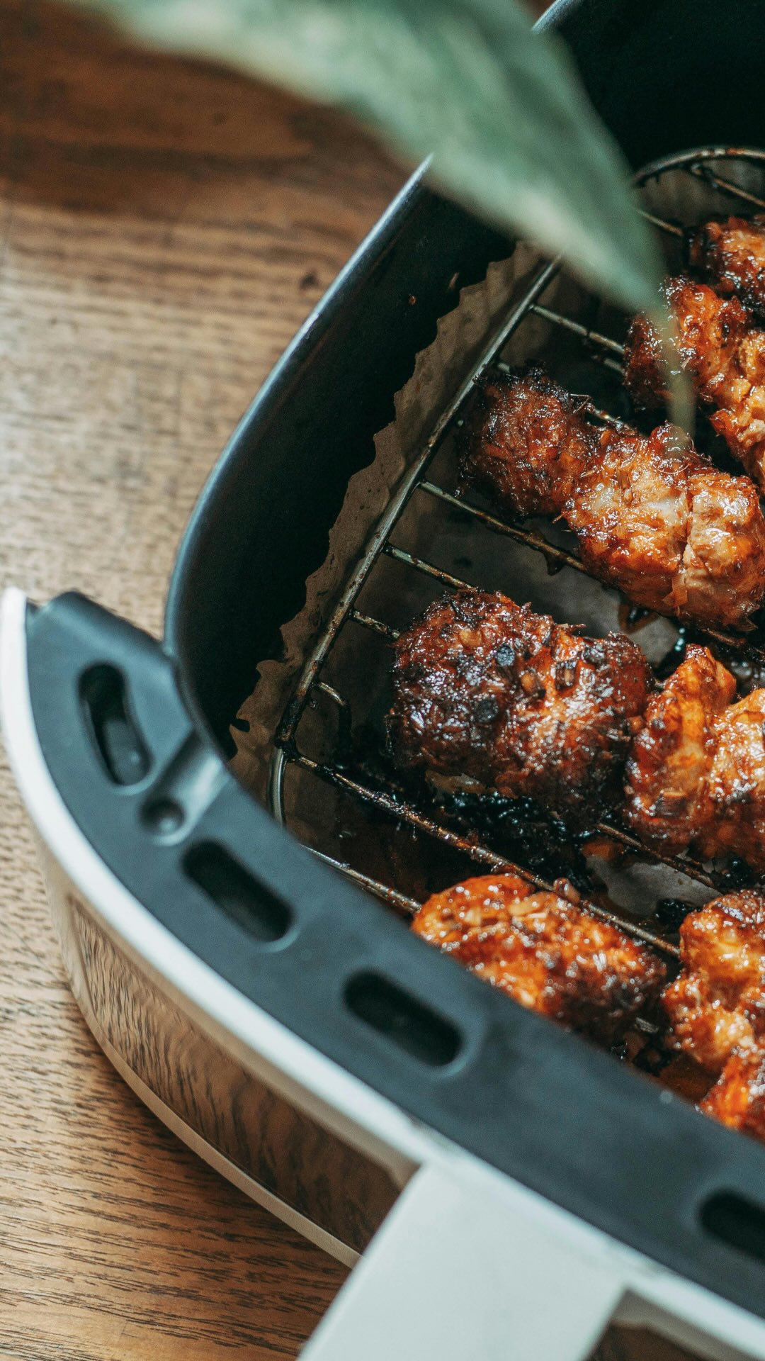 🚨 Air fryer tira nutrientes? Não é bem assim…
Todo aquecimento afeta nutrientes - fogão, forno, micro-ondas… TODOS.
Algumas vitaminas reduzem? Sim.
Mas isso não é culpa da air fryer.
No fim:
❌ não é o equipamento
✅ é tempo + temperatura + preparo
📩 Manda pra quem ainda culpa a air fryer 😅
#airfryer #calor #alimentos