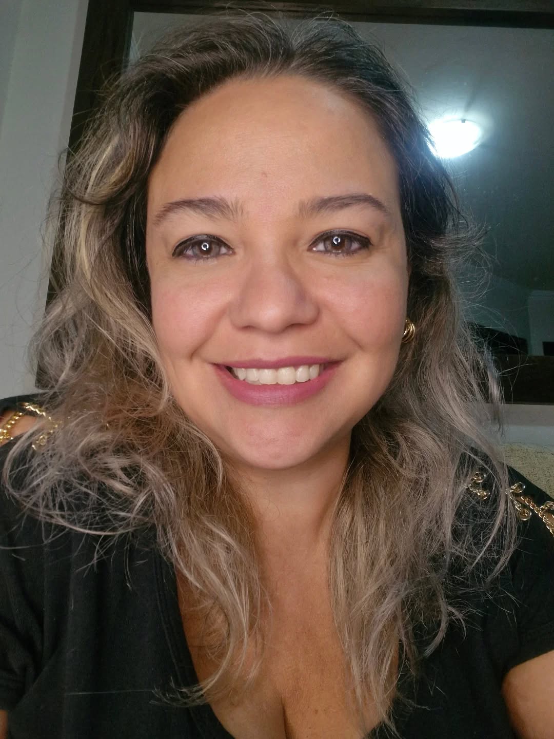As pessoas esquecem o efeito que causam em você. Seja eles qual for. Elas não se veem como coautores deste fato, mas no fim são, pois a forma como você acolhe o sentimento que elas causam, é um reflexo do movimento que elas fazem.
Não é uma questão de ser emocionado ou não, é uma questão de coerência, meus caros. Se você é grosseiro, logo você é coautor da raiva que o outro sente, logo não reclame sobre a resposta que o outro terá. Isso vale para o amor, para a raiva, para alegria e até para o desejo. Pois tudo se trata de uma fórmula universal.
Então antes de culpabilizar unica e exclusivamente o outro por suas ações, pense de forma genuína que ação gerou aquela reação, que movimento eu fiz que ocasionou neste sentimento que o outro me entrega.
"Ah! Mas fulano me ama demais, será que sou digno deste amor?"
Primeiro que fulano não é louco, se ele ama vocé de alguma forma, ou algum nível, é que você fez movimentos, teve falas ou expressou pensamentos que geraram essa conexão.
"Ah, mas não sou digno de tal. Não sou tão maravilhoso assim."
Deixe de questionar se é maravilhoso(a) ou não. Apenas acolha e pense que há algo em você que o torna maravilhoso(a) para alguém e abrace isso como um testemunho de que você é alguém apaixonável, amável e etc.
E isso vale pra todos os sentimentos. Pois se alguém sente raiva, é por que algum gesto seu bateu no outro, isso te dá uma certa camada de filha da putice sim. E a questão é como você vai lidar com isso?
Quer dizer que: se você plantou merda não reclame que colheu isso e nem do fedor, se você plantou morangos, não reclame que agora tem algo doce e saboroso para colher. Lide com a sua colheita, busque forma de aproveitar ou arcar com as consequências delas da melhor forma possível. Dentro daquele limite entre a maravilha e o aprendizado.
#ResponsabilidadeAfetiva #LeituraDoOutro #Reciprocidade #Sentimentos #Autoridade
