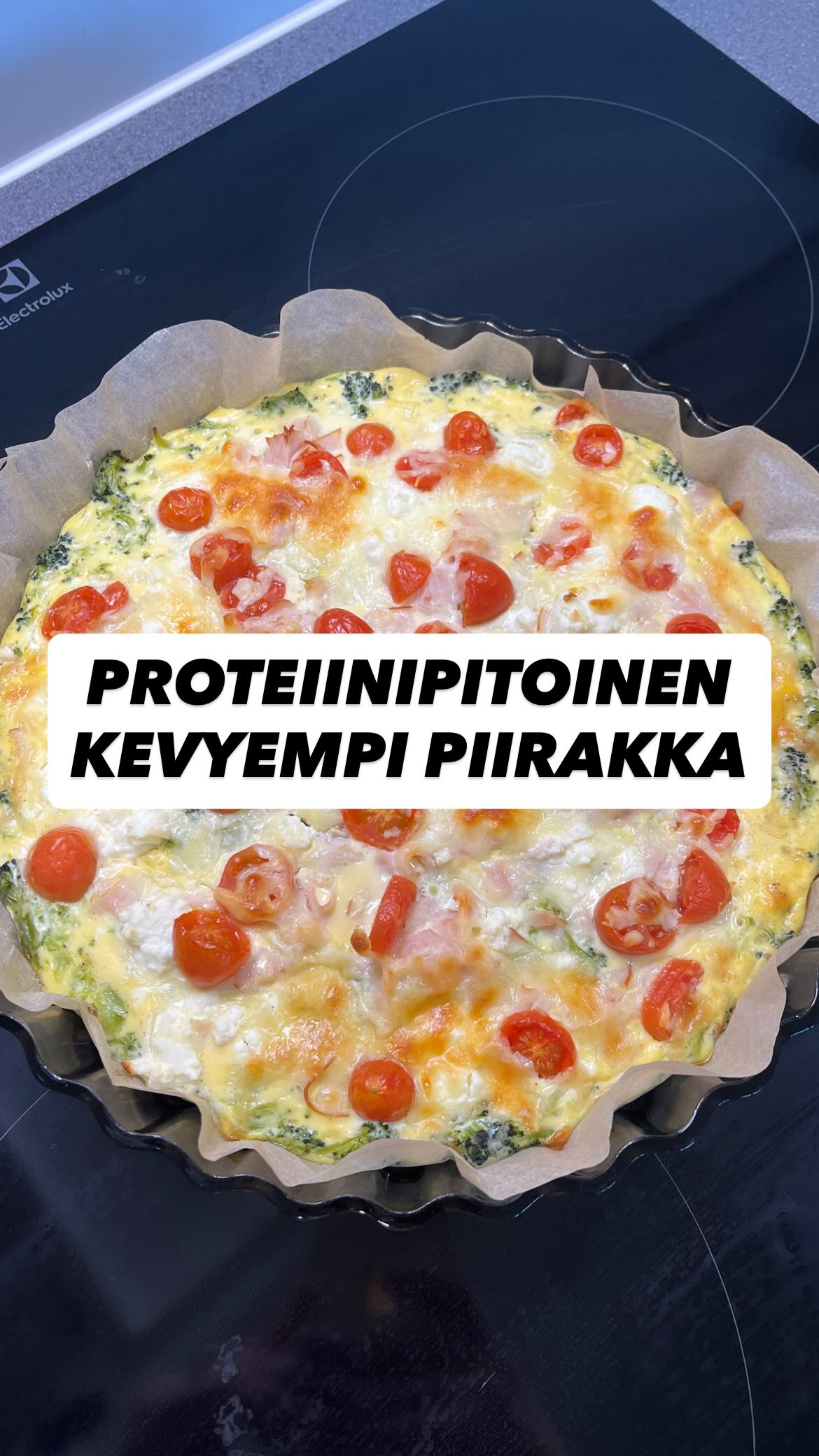 Proteiinipitoinen kevyempi piirakka 🥦🍅
Tässä herkullinen suolainen piirakka sisältäen kuitua, vitamiineja ja proteiinia!💪🏻
Tarvitset:
🔸 300 g parsakaalia
🔸 4 kananmunaa
🔸 1 dl rasvatonta maitoa
🔸 100 g kalkkunaleikkelettä
🔸 100 g kevytfetaa
🔸 tomaattia
🔸 50 g kevyttä juustoraastetta
👉🏻 Mausteiksi: suolaa ja mustapippuria
Ohje:
Keitä parsakaalit.
Muussaa ne vuokaan.
Lisää munamaito ja mausteet.
Lisää päälle kalkkuna, feta ja tomaatti.
Viimeistele juustoraasteella.
👉🏻 Paista uunissa 200 asteessa noin 30 minuuttia.
Tykkää ja tallenna resepti. Jaa se kaverille, joka voisi tykätä tästä! ✨
Ota tilini seurantaan, jos terveellisemmät ruokareseptit kiinnostavat! ✅
#terveellisetreseptit #piirakka #proteiinia #terveellinenelämäntapa #ravinto