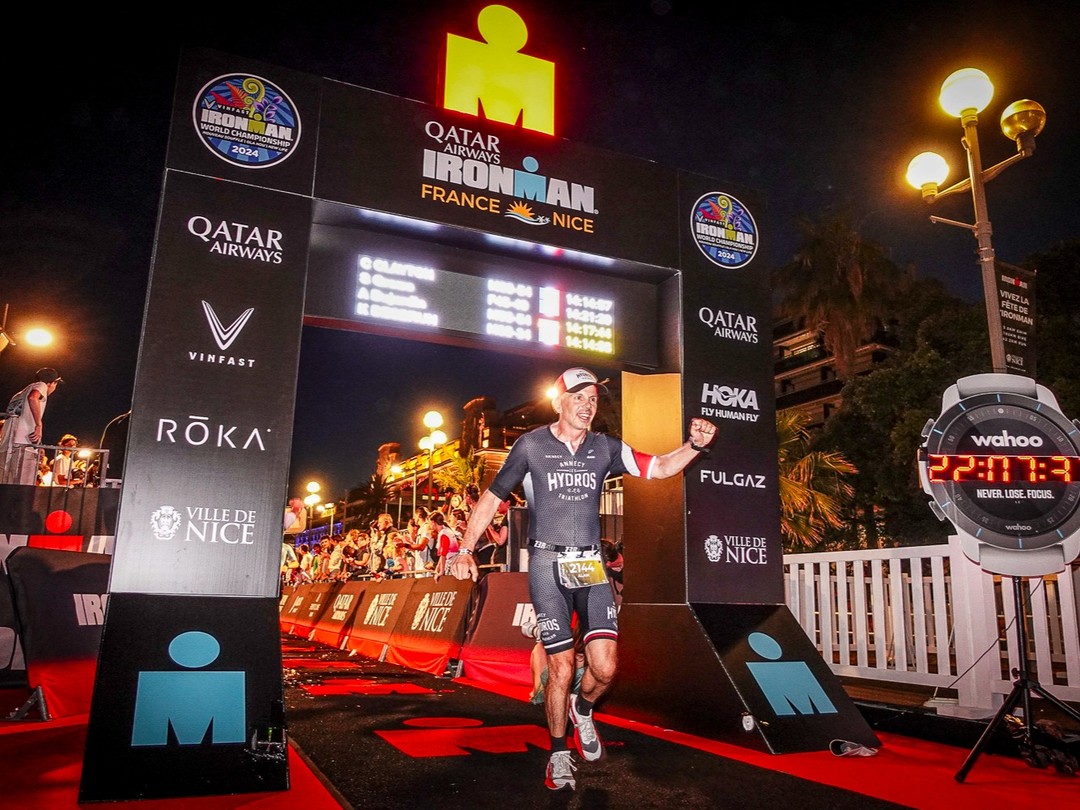 14h 17mn 44s…226 km !
C’est beaucoup mais c’est bien peu et ce ne sont que quelques chiffres alignés dont l’importance est très relative.
Un projet qui s'est enflammé il y a un an pour en défier 50 autres, il s'est éteint dimanche soir dans une grande euphorie, de la sueur, du bonheur et de la fierté.
Merci à vous tous qui m'avez encouragé durant toute cette année, vous avez fait le plus gros du job. Tout particulièrement @pierre_dujardin & @sarahhh.h8 qui ont été à fond de bout en bout, Maman qui a veillé sur moi, Ludo Thalman mon super Coach et avec lui tous @leshydrosannecy, une famille en or, quelle chance j'ai eu de vous rencontrer !!! 😍
Je m'en retourne maintenant dans les montagnes méditer sur cette année hors normes.
Du fond du coeur, merci, bisous, merci ❤️❤️❤️