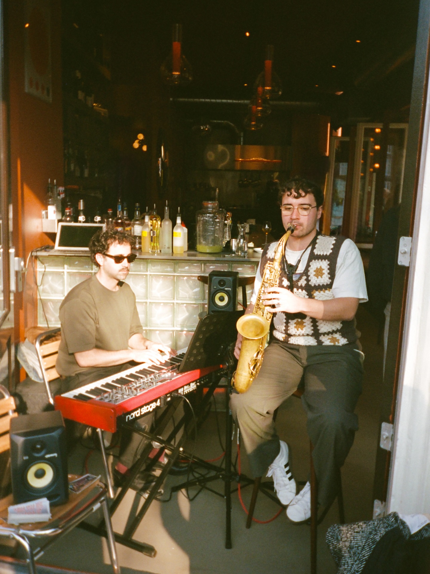 Two Sundays ago, our mentors Gabriele & Miguel performed together at @dameaandekade đđ· Beautiful jazz melodies, delicious food, and exquisite cocktails⊠what more could one need?
Stay tuned for more live jazz editions coming soon! đ·