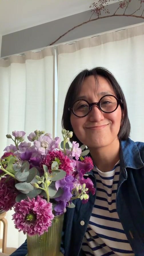 4月25日 10時半開講
テーブルブーケレッスンの体験ライブです。
テーブルブーケレッスンは毎月1回参加費5500円(税込) 対面・オンラインどちらも受講価格は同じです。
対面レッスンでの受講は残席2です。
だんだん上達することを目的にしたレッスンなのでお休みはできません。
どうしてもご都合が悪くてお休みの場合は、花材とレッスン動画をお送りします。
オンライン生、お休みの方の花材、はヤマトさんで配送いたします。
Tataのレッスンは、未経験大歓迎。だんだん上達して、ご自身で花のある暮らしを楽しめるようになることを目標にしています。
テーブルブーケのレッスンは、プロの方もご自身の引き出しを増やすために受講されています。
説明の仕方がヒントになると言っていただいて、嬉しいです。
レッスンのお申込みはプロフィールにある
@maki.watanabe.1003 の公式LINEからどうぞ。