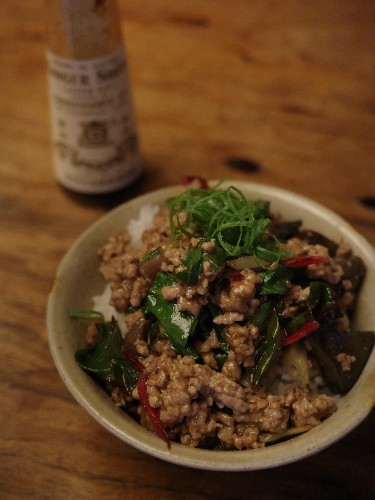 “Stir-fried pork mince, eggplant, chard and ginger soy sauce over the rice. And eggplant miso soup”
I stir-fried pork mince and vegetables with just Naogen ginger soy sauce. It turned into a tasty dish. Last thing: add a bit of starch to thicken the sauce. I am happy that I discovered flavour using simple ingredients.
Eggplant, miso soup, and dark miso pair well together.
#kaokaomiso
#miso
#naogenshoyu
