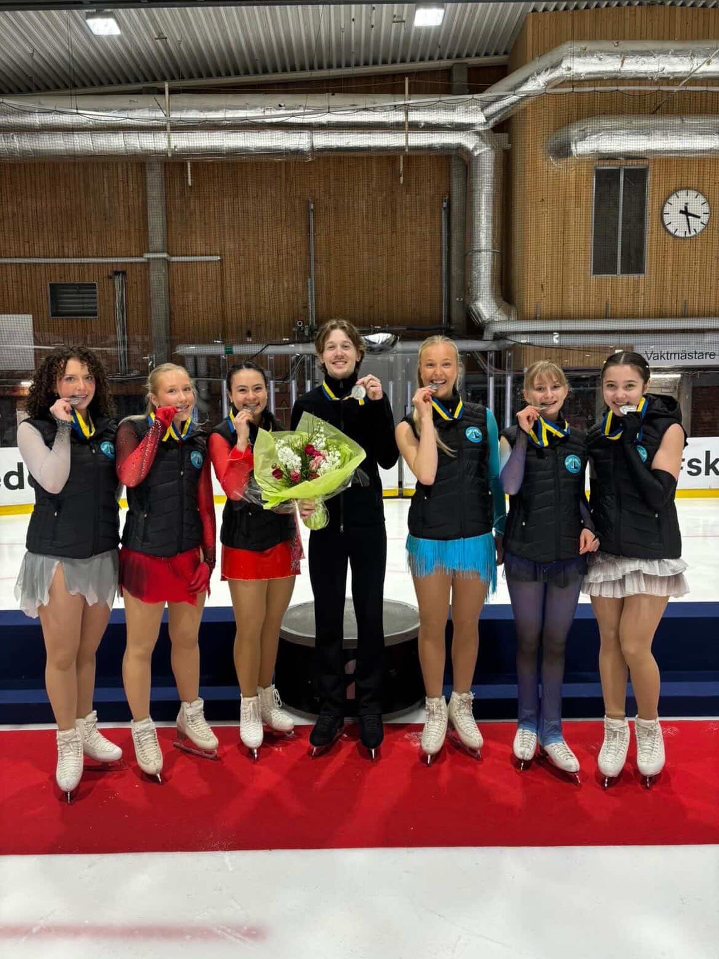 I helgen representerade klubbens åkare Sofia Palmqvist Stockholms konståkningsförbund i lagtävlingen SKF-trofén tillsammans med andra åkare från Stockholm ⛸️✨
Och vilket resultat det blev – ett välförtjänt silver för Stockholm 🥈💙
SKF-trofén samlar distrikt från hela Sverige, och vi är så stolta över att ha haft Sofia på isen i laget. Vilken prestation! 👏
Stort grattis till hela laget! 💫