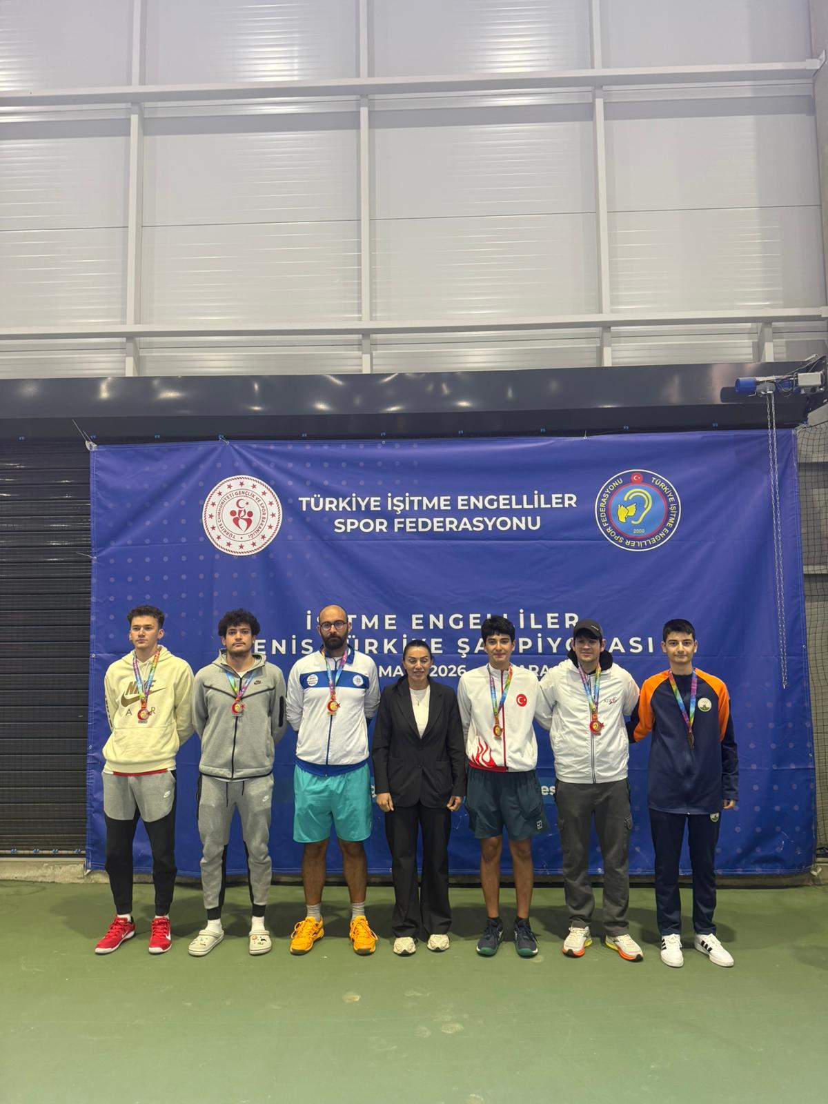 Türkiye İşitme Engelliler Spor Federasyonu tarafından Ankara’da düzenlenen Büyükler Türkiye Tenis Şampiyonası’nda sporcularımız önemli dereceler elde… Türkiye İşitme Engelliler Spor Federasyonu tarafından Ankara’da düzenlenen Büyükler Türkiye Tenis Şampiyonası’nda sporcularımız önemli dereceler elde…