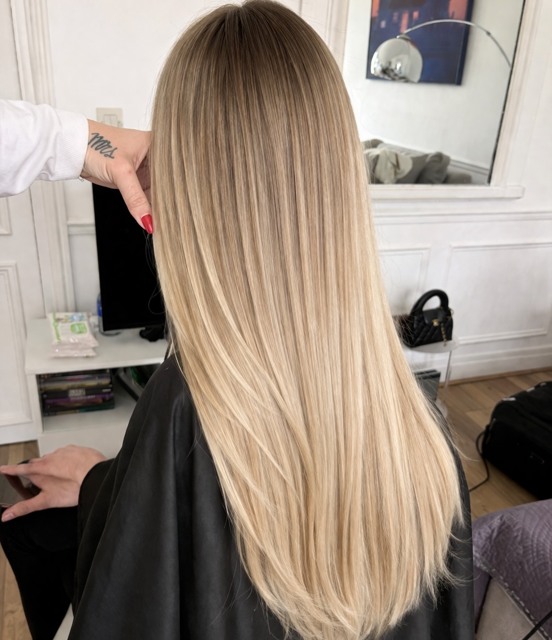 Sur ma Sandra , gros rattrapage du fondu, des démarcations et des reflets en 1h20 de temps 🤍✨ (Ancien balayage qui n'est pas mon travail, infidélité ^^ 💕