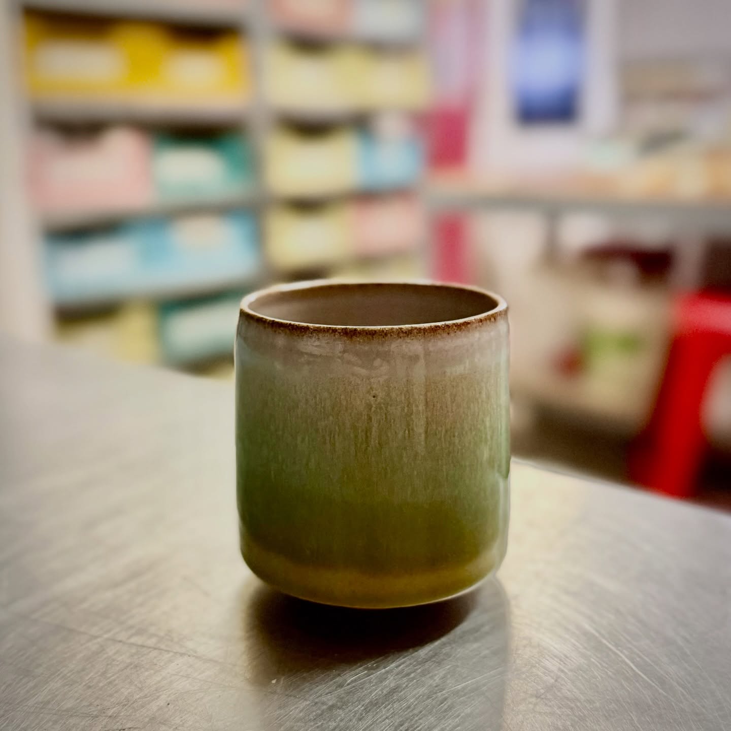 Superpositions d’émaux de l’atelier,
Très belle pièce de Hande notre résidente !
@atour2bras
#coursdepoterie
#coursdetournagelyon
#atelierceramique
#atelierpoterie