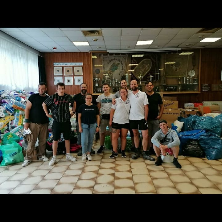 Gestern, haben wir ca 20 Tonnen Hilfsgüter in Empfang genommen und in verschiedene Lageräumer verteilt.
Wir bedanken uns, bei allen Helfer*innen und Zusteller*innen, für die Tatkräftige Unterstützung.
#zusammenhalt
#gemeinsam #awojugendwerkerftstadt #ehrenamt #dünninghaustrasporte
#spenden #bayernorginalleberkäse
#kfzservicevosen
#kgfidelenarrenzunft
#hubertuskierdorf
#freiweligefeuerwehrkierdorf