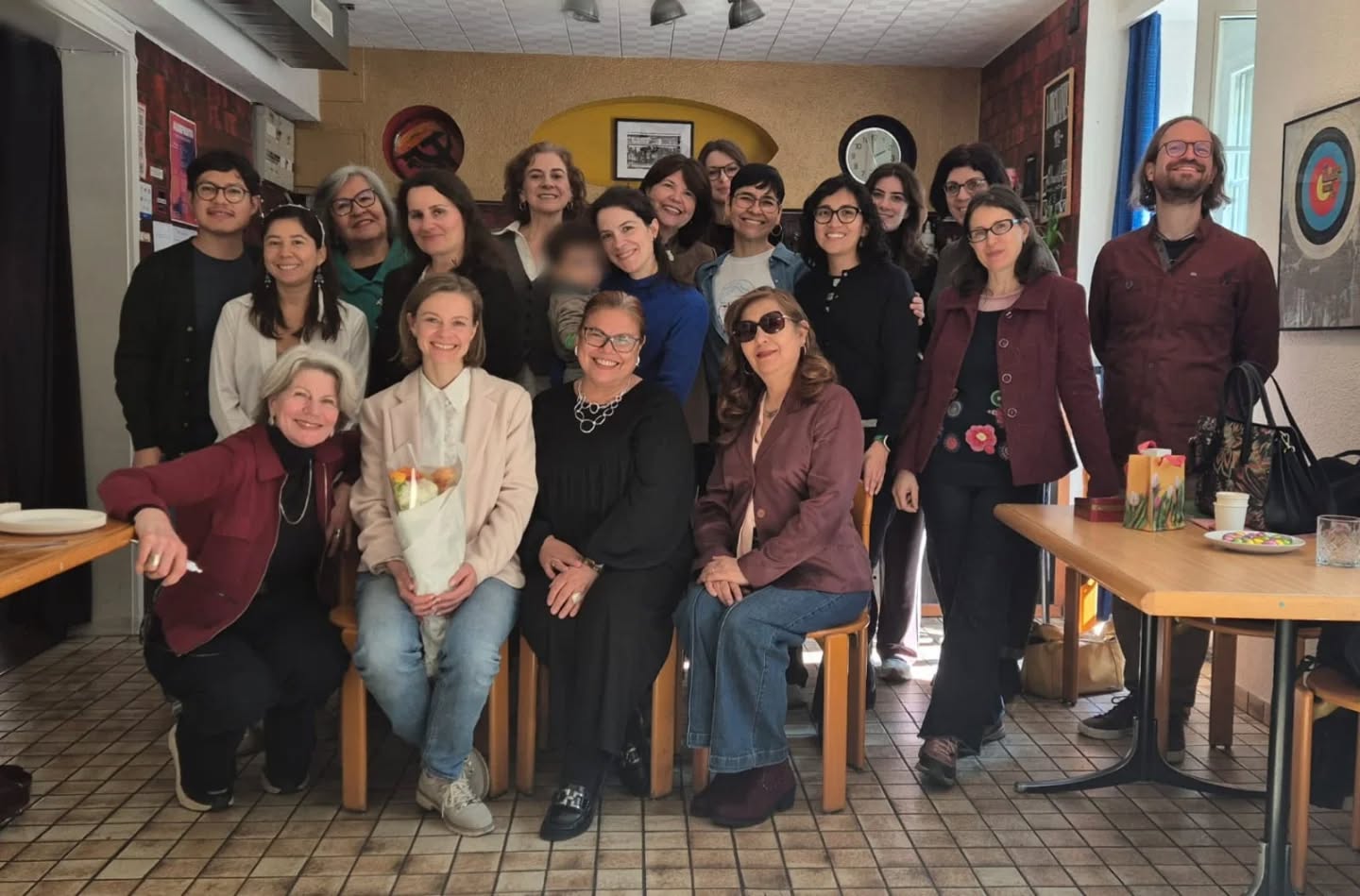 Vielen Dank an alle, die am vergangenen Sonntag an der 13. Generalversammlung von ETKultur teilgenommen haben, für eure Teilnahme und euer anhaltendes Engagement.
Es war eine emotionale Sitzung, bei der wir uns offiziell von den geschätzten Vorstandsmitgliedern Renske, Nora und Tamara verabschiedet und gleichzeitig neue Mitglieder willkommen geheissen haben, die in Kürze bekannt gegeben werden.
Momente wie diese erinnern uns daran, dass ETKultur gemeinsam aufgebaut wird, durch Engagement, Wandel und Neuanfänge.
---
Thank you to everyone who joined the 13th General Assembly of ETKultur for your participation and continued commitment.
It was an emotional session where we officially said goodbye to beloved council members Renske, Nora, and Tamara while also welcoming new members.
Moments like these remind us that ETKultur is built together, through dedication, transition and new beginnings.
---
Muchas gracias a todos l@s que asistieron el domingo pasado a la 13.ª Asamblea General de ETKultur por su participación y su compromiso constante.
Fue una sesión emotiva en la que nos despedimos oficialmente de nuestras queridas miembros del consejo Renske, Nora y Tamara y, al mismo tiempo, dimos la bienvenida a nuevos miembros, que se darán a conocer en breve.
Momentos como estos nos recuerdan que ETKultur se construye entre todos: a través del compromiso, el cambio y los nuevos comienzos.
#ETKultur #communitymoments #vereinsarbeit #NewBeginnings2026 #integrationstadtzürich