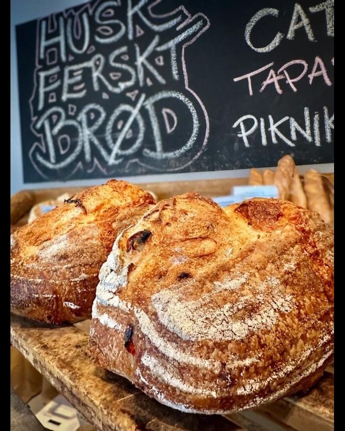 Limited edition chili-cheese brød er tilbake: Beemster og vanlig rød chili, så styrken passer for de fleste.
Kun i helgen – første mann til mølla 🌶️