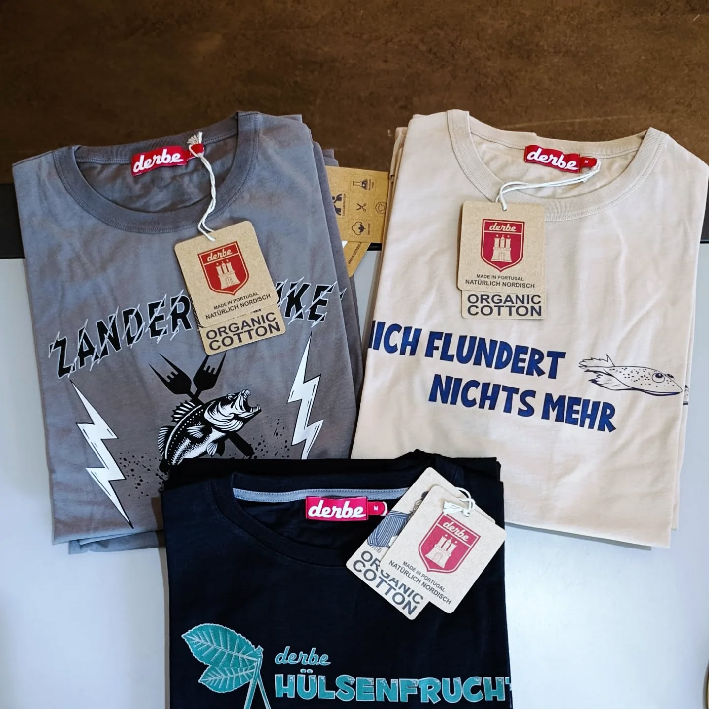 Judihuuuuui die neuen Derbe Männer T'shirts sind eingetroffen 😍.
Wieder richtig koooole Designs.
Heute ist bis 18.00 Uhr offen und Morgen von 10.00-16.00.
Ich freue mich auf deinen Besuch ❤️