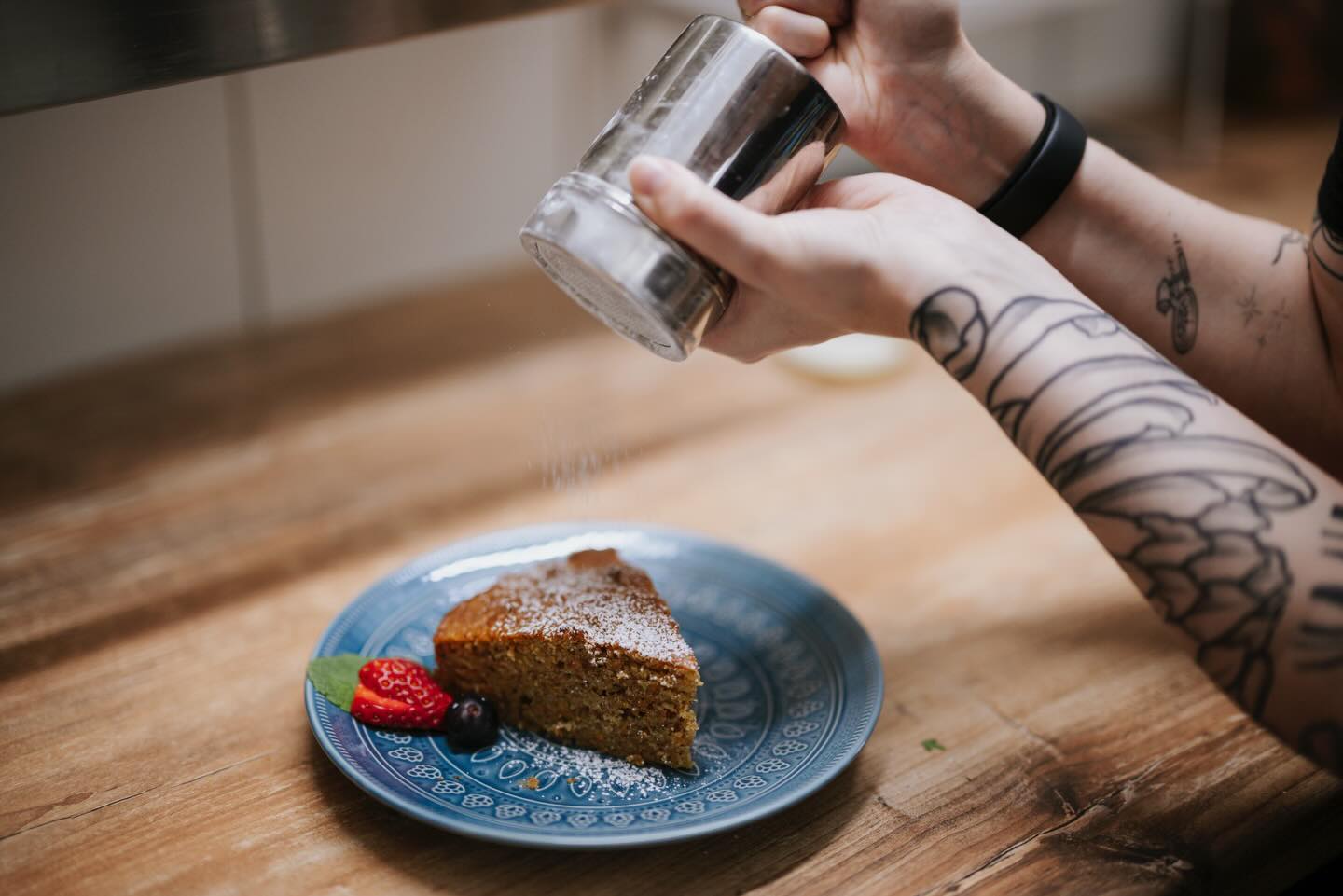 Hast du schon mal eine unserer Nachspeisen probiert? Wir backen natürlich alles selbst! Unser wechselndes Sortiment umfasst Carrot cake (v, am Foto zu sehen), Banana Bread (v), Heidelbeerkuchen (v), Topfenstrudel, Cheesecake (gf) und andere glutenfreie, vegane Köstlichkeiten! Bei uns ist für jeden etwas dabei. Wir setzen auf einfache, flaumige „Hausmannskuchen“ die nicht enttäuschen.
Das schönste Kompliment, dass wir je bekommen haben?
✨„Besser als bei Oma“✨
…. Ich glaub das sagt alles :D
Foto von den unvergleichlichen @cuoreama
Bis bald im
SEA YOU
#seayouintulln #breakfast #coffeeandcake☕️🍰 #dessert #seayou