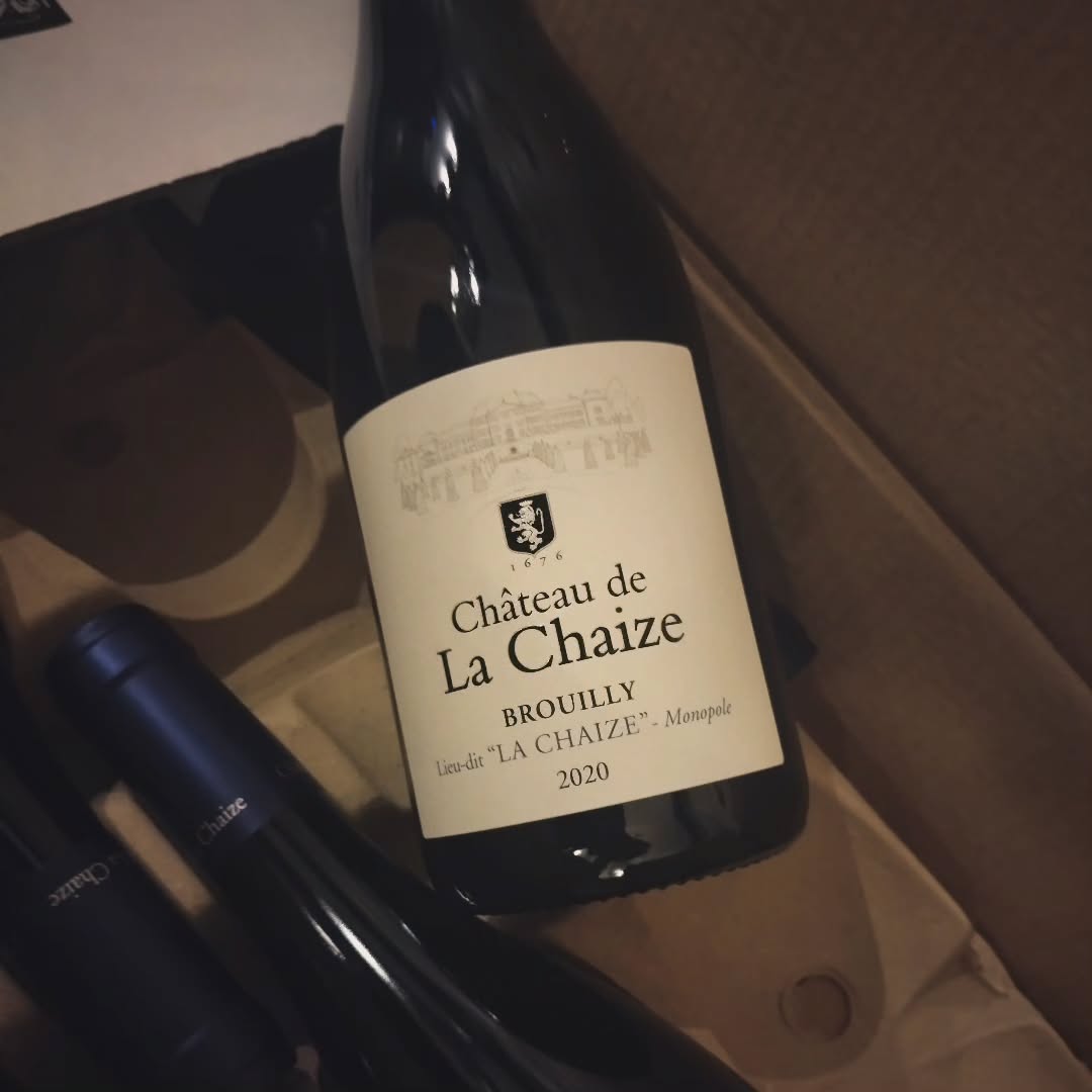 🇫🇷 Geheimtipp! 🍷
Der steht gar nicht auf der Karte, gibt's quasi unter der Hand...😉
Ein ganz toller Wein, wunderbar gereift, perfekt für einen gemütlichen Abend - oder auch für Ostern.
Brouilly ist ein Gemeinde im Beaujolais (Südliches Burgund) wo die Cru Brouilly hergestellt werden.
Der Wein hier stammt aus einer einzigen außergewöhnlichen Steillage, die direkt hinter dem Château liegt. (Monopole). Die 60 Jahre alten Reben wachsen auf Granitböden und zeigen sehr sehr elegant. Im Glas helles Rubinrot. In der Nase Noten von süßen Gewürzen, reife rote Früchte und Trockenblumen. Am Gaumen eine volle Aromen-Bombe mit einem Korb mit roten und schwarzen Früchten. Viel Fülle und Länge.
Das ist ein Wein, den ich auch selbst sehr gerne aufmache.
/Mara
#beaujolais #weinbar #brouilly #frenchrestaurant #rostock