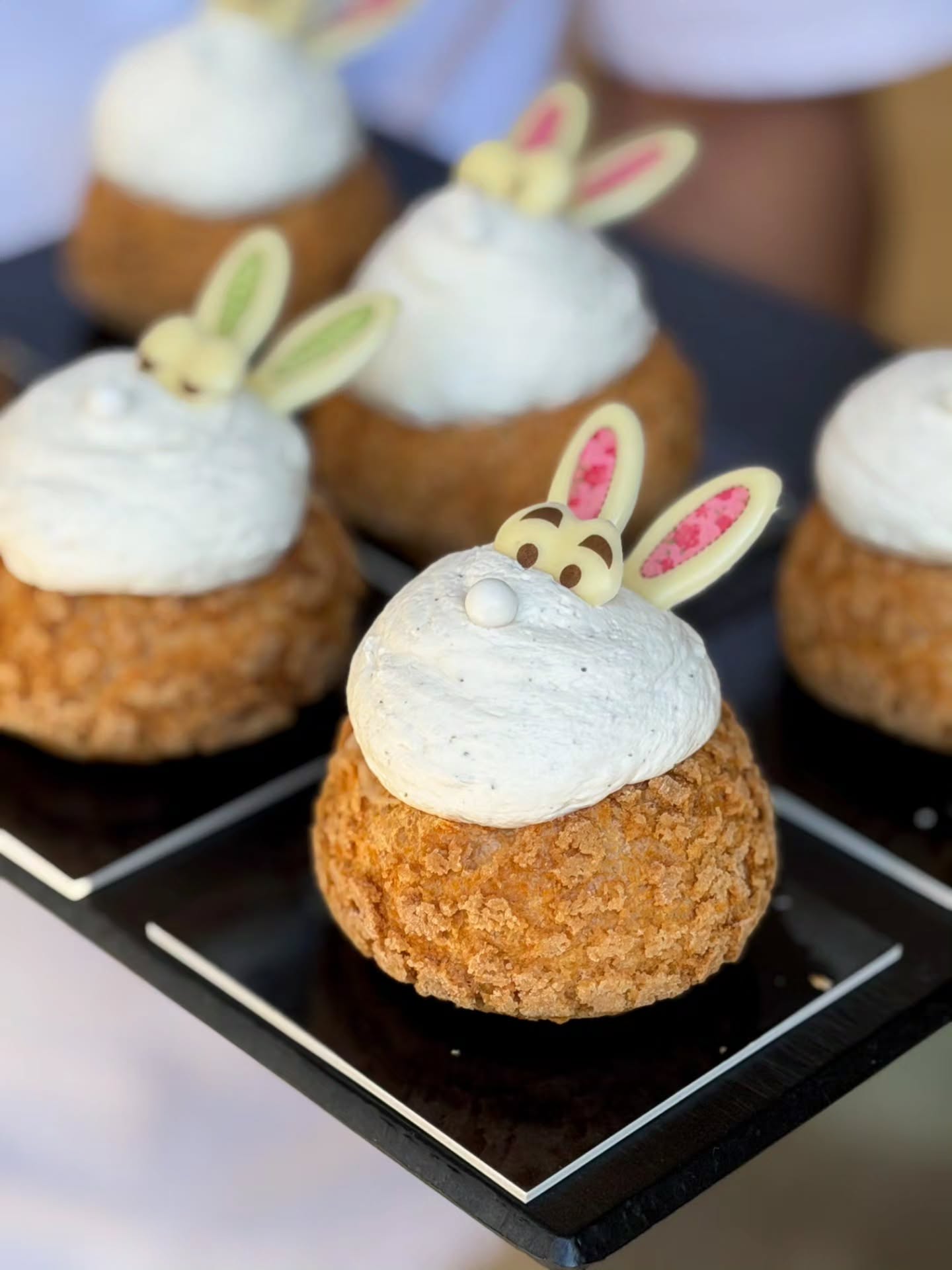 🐰✨ LE CHOU LAPIN DE PÂQUES EST ARRIVÉ ✨🐰
Difficile de résister à cette petite bouille…
Sous ses oreilles se cache une vraie bombe de gourmandise !
🤎 Crémeux fève de tonka
🌰 Cœur praliné noisettes maison coulant
🤍 Chantilly vanille
Le tout dressé minute, avec ses oreilles de lapin, ses yeux et son nez… aussi beau que bon
🐣 Disponible dès maintenant en boutique à Nice
📍 14 avenue Maréchal Foch
⚠️ Édition limitée Pâques — ils ne vont pas rester longtemps 👀
#nice06 #patisserie #paques #gourmandise #instafood
Chou pâtisserie à Nice – dessert spécial Pâques
Photo @k_rolight_food