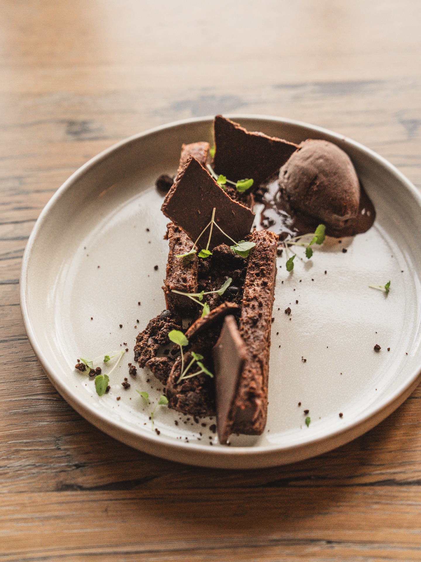 Il y a un dessert qui reste toujours à la carte.
« Variation autour du chocolat » 🍫
Un mélange de textures imaginé par notre chef Yanis Belghit : brownie, ganache, morceaux de chocolat, craquant chocolat et glace au chocolat.
Pour sublimer ce dessert, nous avons choisi le chocolat Xoco Gourmet, reconnu pour son exigence dans la sélection des fèves et la richesse de ses arômes.
Un incontournable du Café du Progrès.
—
📍 Café du Progrès • Ménerbes
🔗 Réservation conseillée via le lien en bio
☎️ 04 32 50 12 32
☀️ Mardi → samedi : 8h – 20h