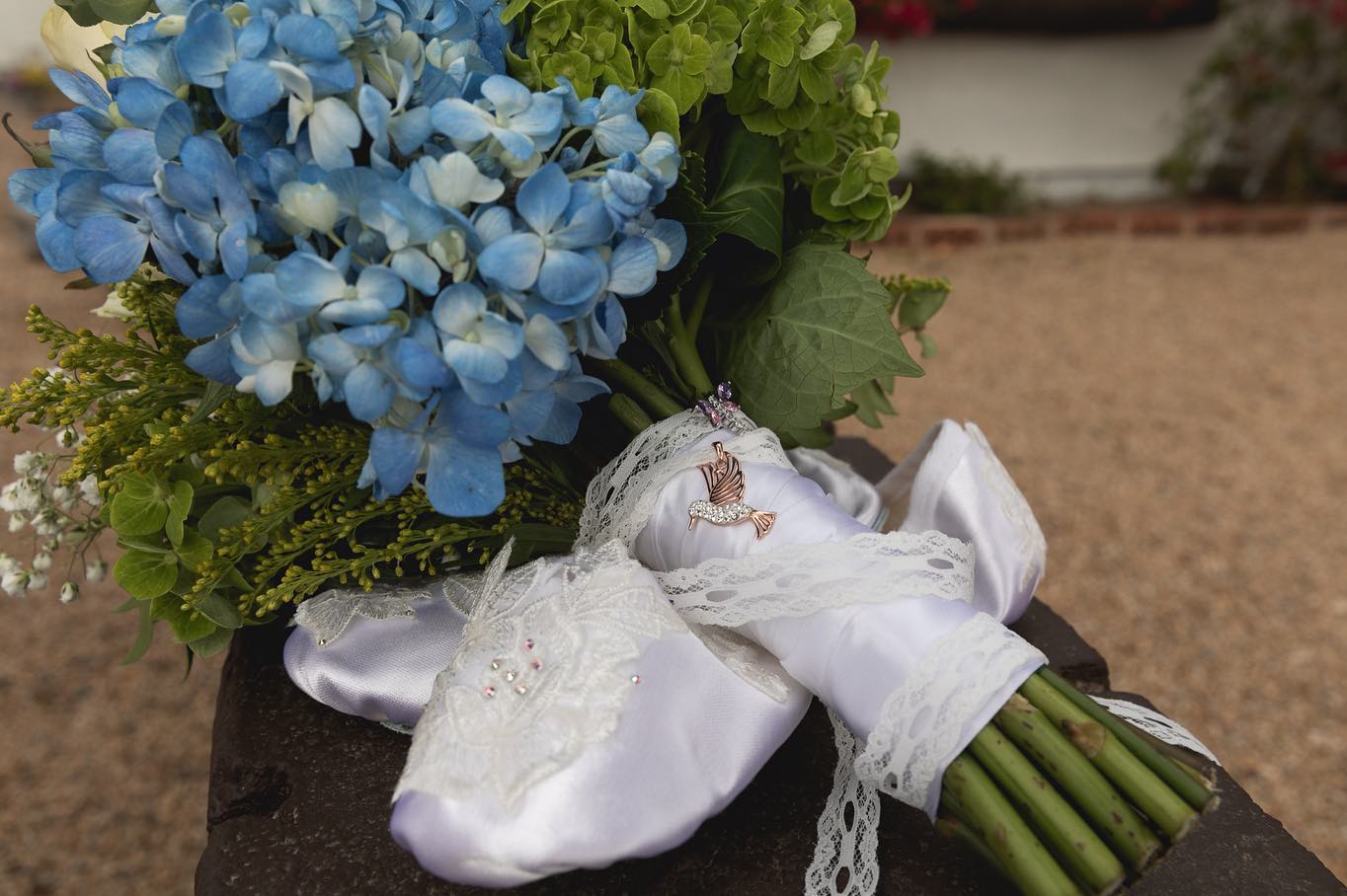 🌱 ✨ don’t forget to focus on the little things ✨ 🌱
When it comes to love.. it’s not always about the grandest displays of affection. Love is the everyday little things, the small details that really tie together the structure of your relationship.
Haha, I’m not out here giving relationship advice, BUT, this is how I like to look at doing wedding details.
Your wedding doesn’t need to prettiest floral arbor at the most posh venue.. Your love story can be told through key sentimental items that when placed together capture an essence of your memorable day. Wether it be a special scent, a ring passed through your family, or even a token from your first date. Little things are always part of a larger picture, and are just as important.
Wether today is your wedding day or not, don’t forget to focus on the little things 😊📸 💚
((PS. Swipe all the way to see my favorite little moment 😉)) #ArizonaPhotographer #azphotographer #aztog #phxphotographer #phoenixphotographer #northphoenixphotographer #tempephotographer #scottsdalephotographer #headshotphotographer #azportraits #phoenixportraits #azheadshots #phoenixheadshots #arizonaheadshot #arizonaportraits #azwedding #weddingphotography #azweddingphotographer #phxweddingphotographer #phoenixweddingphotographer #arizonaweddingphotographer #backyardwedding #azwedding #arizonawedding #phoenixwedding #phxwedding