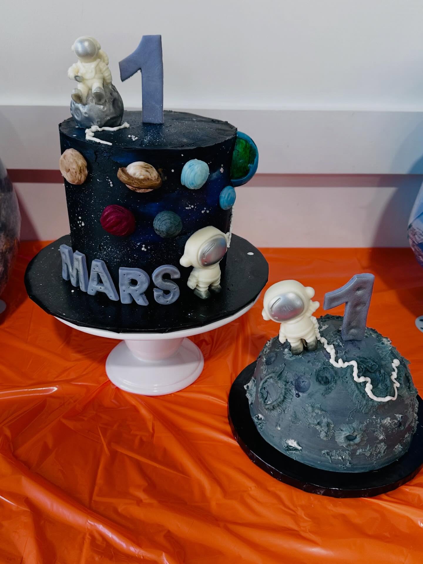 Out of this world for a very special ONE 🚀✨ #AshtonMarieCakes #cake #birthdaycake #cakedesign #cakesofinstagram cakestagram cakedecorating customcakes dessert bakery foodie 