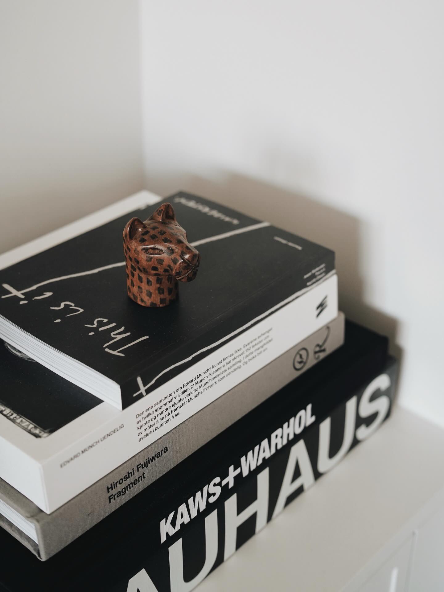 Vill du ha något annorlunda i livet?
Då behöver du våga ta annorlunda beslut.
Men också, sluta vänta.
På rätt tajming.
På att det ska kännas helt tryggt.
På att du ska “bli klar” först.
Det blir man sällan.
Något skiftar.
Kanske känner du det också.
Att det inte längre går att ignorera det som vill fram.
Att hjärtat viskar, även när du försöker tänka bort det.
Och ibland börjar det enklare än du tror.
Ett steg du inte skjuter upp.
Ett meddelande du faktiskt skickar.
Kanske är det här din lilla knuff.
Om du går och bär på något,
en idé, ett varumärke, något som vill ta form…
du behöver inte ha alla svar.
Du kan börja här.
This is it. 🤍