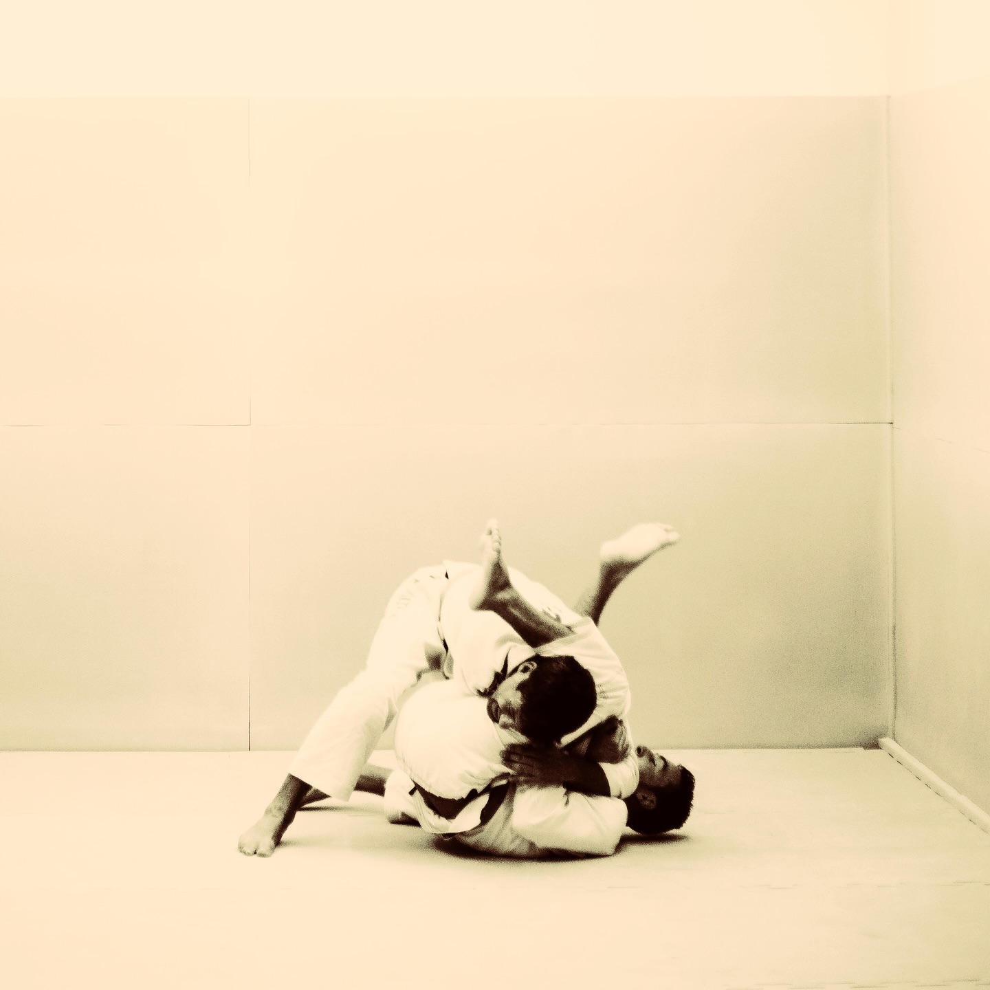 Samedi 28 mars, j’étais au dojo de Peseux (NE).
Invitée par Noémie pour animer un atelier sur la respiration consciente auprès d’une dizaine de femmes judokas, de tous les âges.
Des femmes habituées à l’effort, à la performance, à l’hyperactivité du corps et de l’esprit. À l’opposé, a priori, de ce que je propose d’habitude.
Et pourtant.
Dès qu’on a parlé de respiration, quelque chose a résonné pour toutes. Parce qu’elles savent déjà, dans leurs corps, que le souffle protège. Qu’il stabilise. Qu’il donne de la puissance.
J’ai adoré l’échange, le partage, les questions. Ce genre de rencontre me rappelle pourquoi la respiration est clé.
Le souffle n’appartient à personne. Il parle à tout le monde, sur un tatami comme sur un tapis de yoga.
🙏🏻