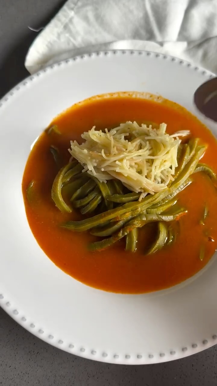 Una receta fácil pero llena de sabor!
Toda la clave está en dejar las verduras asadas para hacer la base de la sopa (lo que realza muchísimo el sabor)
Y asar por aparte los nopales para que queden sin baba 🤤
Aparte los fideos le dan una textura buenísima!
Escríbeme si quieres que te mande la receta escrita 🤭