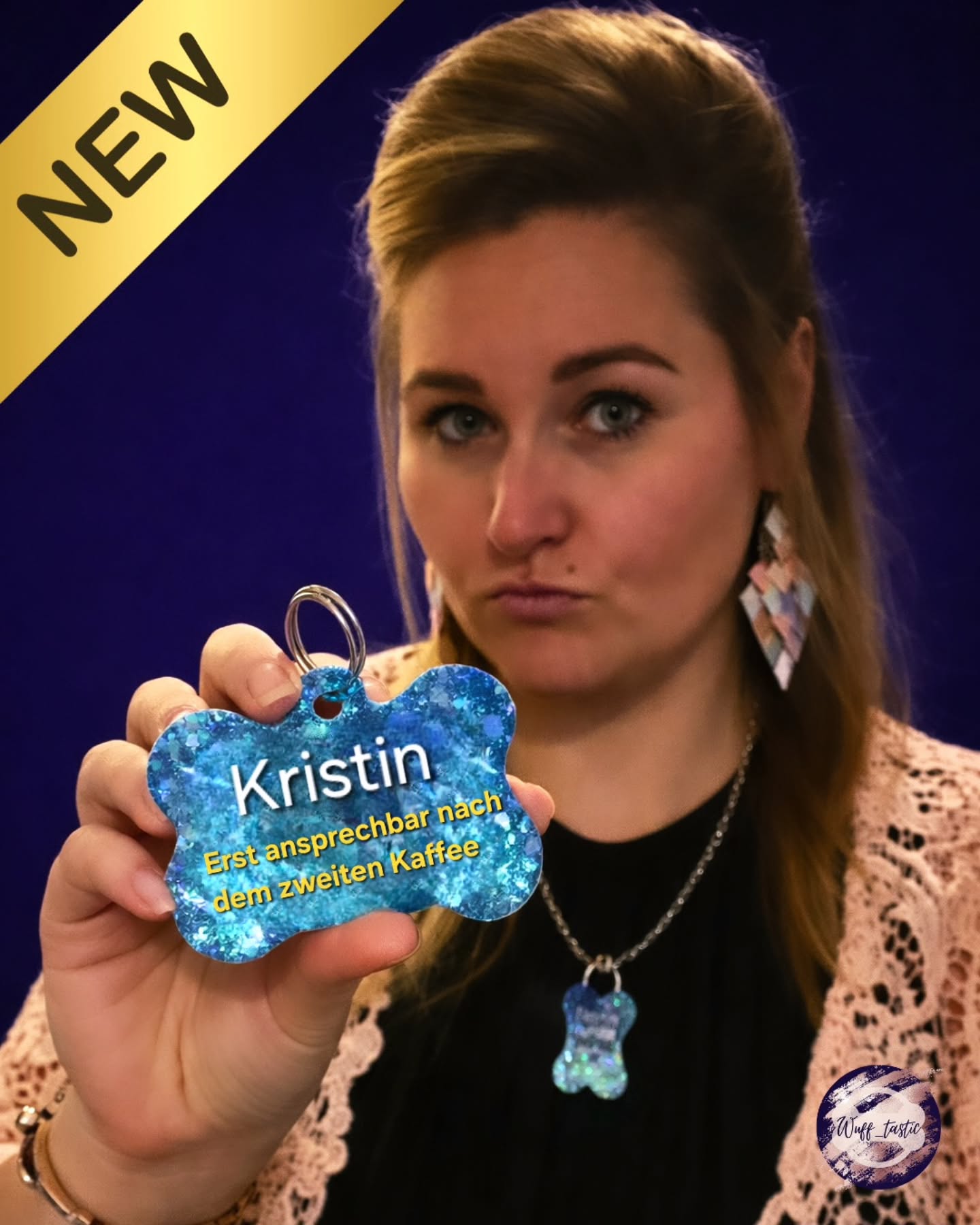 Ich haben lange überlegt…
aber ihr habt es euch gewünscht!
Ab sofort gibt es die personalisierten Marken auch für Menschen. 🏷️
Perfekt für alle, die:
• ohne Kaffee nicht funktionsfähig sind
• ständig irgendwas verlegen
• oder einfach regelmäßig „verloren gehen“
Erste Beispiele aus der Produktion:
Lisa
Zustand: hungrig
Wenn gefunden → bitte füttern.
Tim
Besonderheit: spricht nicht vor 10 Uhr.
👉 Jetzt wird’s spannend:
Was müsste auf DEINER Marke stehen?
Schreib’s in die Kommentare, ich bin gespannt, wie ehrlich ihr seid 👀