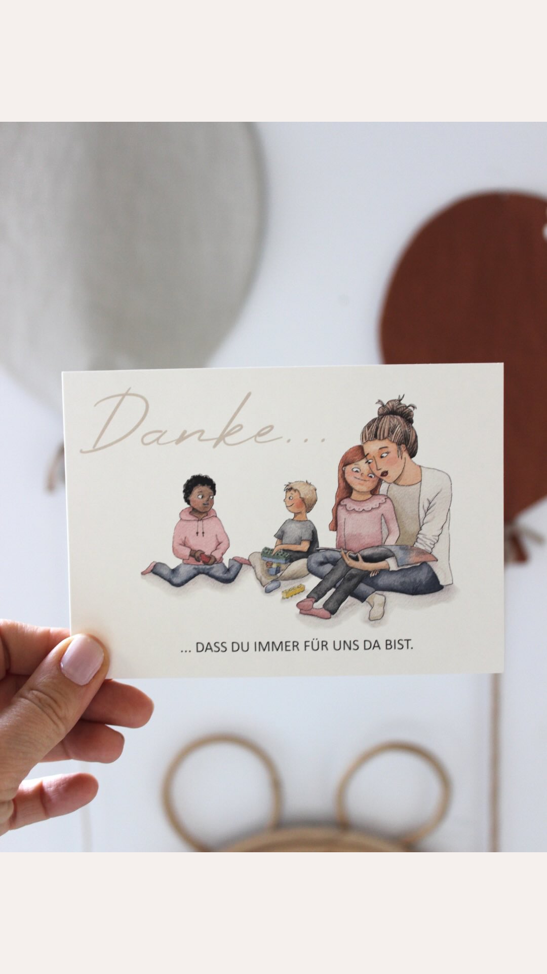 Es gibt Menschen, die begleiten unsere Kinder ein Stück ihres Weges - jeden Tag, mit so viel Geduld, Aufmerksamkeit und Herz.
Und oft ist es gar nicht so leicht, dafür die richtigen Worte zu finden.
Diese Karten sind genau dafür gedacht: ein kleines, ehrliches Danke.
Wenn du noch ein Geschenk für eine Erzieherin oder Tagesmutter suchst, schau gerne in meinem Shop vorbei. 🥰