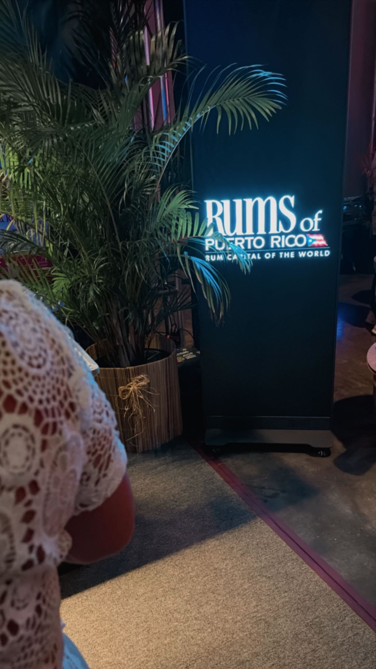 Durante el @tasteofrum, conversamos con @ramon.diaz.garcia, de @lacasitarumshop sobre los esfuerzos educativos que impulsan la apreciación de la calidad del ron puertorriqueño y la importancia de preservar nuestro título como la “Capital del Ron.”
Pendientes mañana para el resumen del evento y la nota en mi página web.
🎥: @vivas.jvr
#periodistagastronómica #periodismogastronómico #puertorico