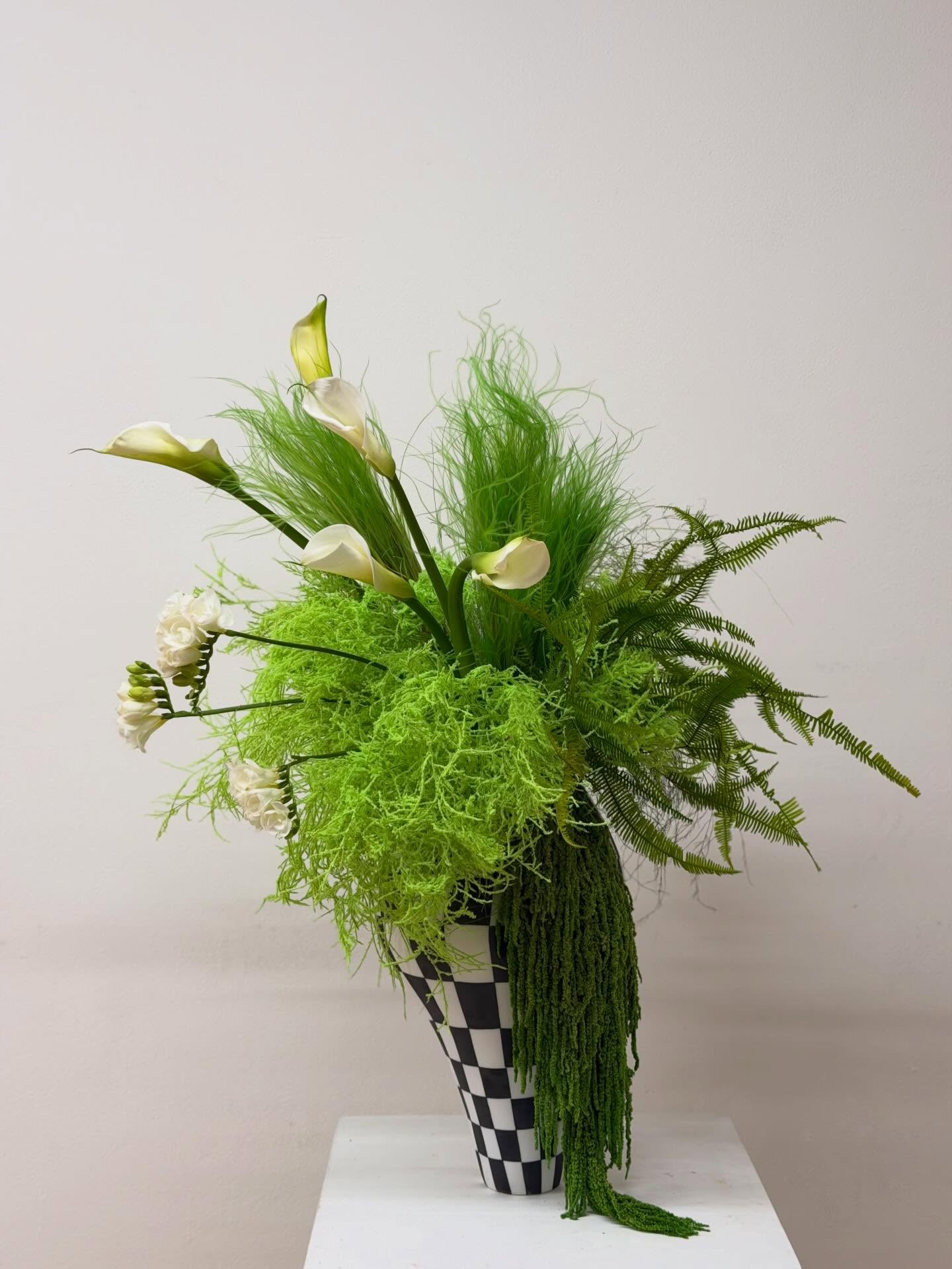 Throwback to a unique wedding experience that truly inspired us.
Every bouquet and floral arrangement was born from the care of details, the choice of colours, and the balance of shapes.
Discreet elegance, contemporary style, flowers that speak for themselves.