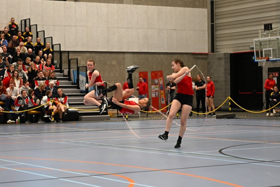 Onze junioren knalden naar 1️⃣1️⃣ BK selecties 🇧🇪 afgelopen weekend 🤩
Junioren meisjes
🇧🇪 SR speed: Finne, Ona, Anke, Jente
🇧🇪 Dubbels: Jente, Finne
🇧🇪 DD speed relay: Luna, Jente, Klara, Ella
🇧🇪 SR4: Ine, Louise, Klara, Juta
🇧🇪 DD3: Moon, Ona, Flore
🇧🇪 DD4: Flore, Ella, Juta, Klara
Junioren mixed
🇧🇪 Dubbels: Luna, Stan
🇧🇪 DD speed sprint: Finne, Stan, Jente
🇧🇪 SR2: Stan, Klara
🇧🇪 SR4: Liselore, Stan, Moon, Finne
🇧🇪 DD4: Stan, Louise, Liselore, Moon
#jumprope #ropeskipping #cosropeskippers