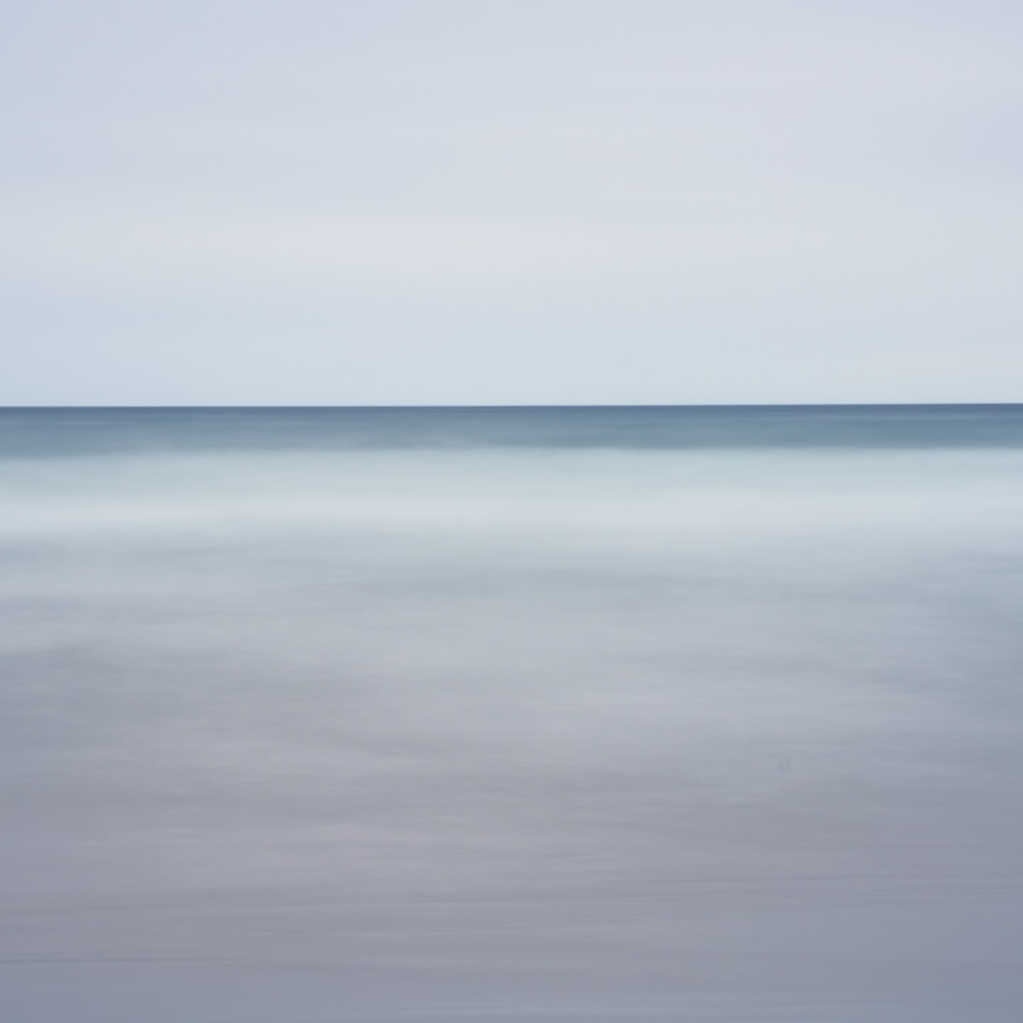 Finding calm.
Sometimes the visual input while in a new location can be a little bit overwhelming at first. To counter-act this, I just take my time, observe my surroundings for interesting compositions or just try to find calming and familiar compositions to get a feeling of an area or get used to the terrain and its quirks. It helps me to navigate new places and keep my focus. The wild coast of Asturias was challenging at times and I think, the really long exposures I did with the 15 stop ND-Filter not only gave me the time to devour some snacks but it also helped to just observe the behaviour of waves, the flow of water at the beach, the wind and the incoming tide.
Shot on Sony A7 RV + 70-200mm f/2.8 DG + Maven Filters 15 Stop ND + framed on Gitzo Systematic Tripod.