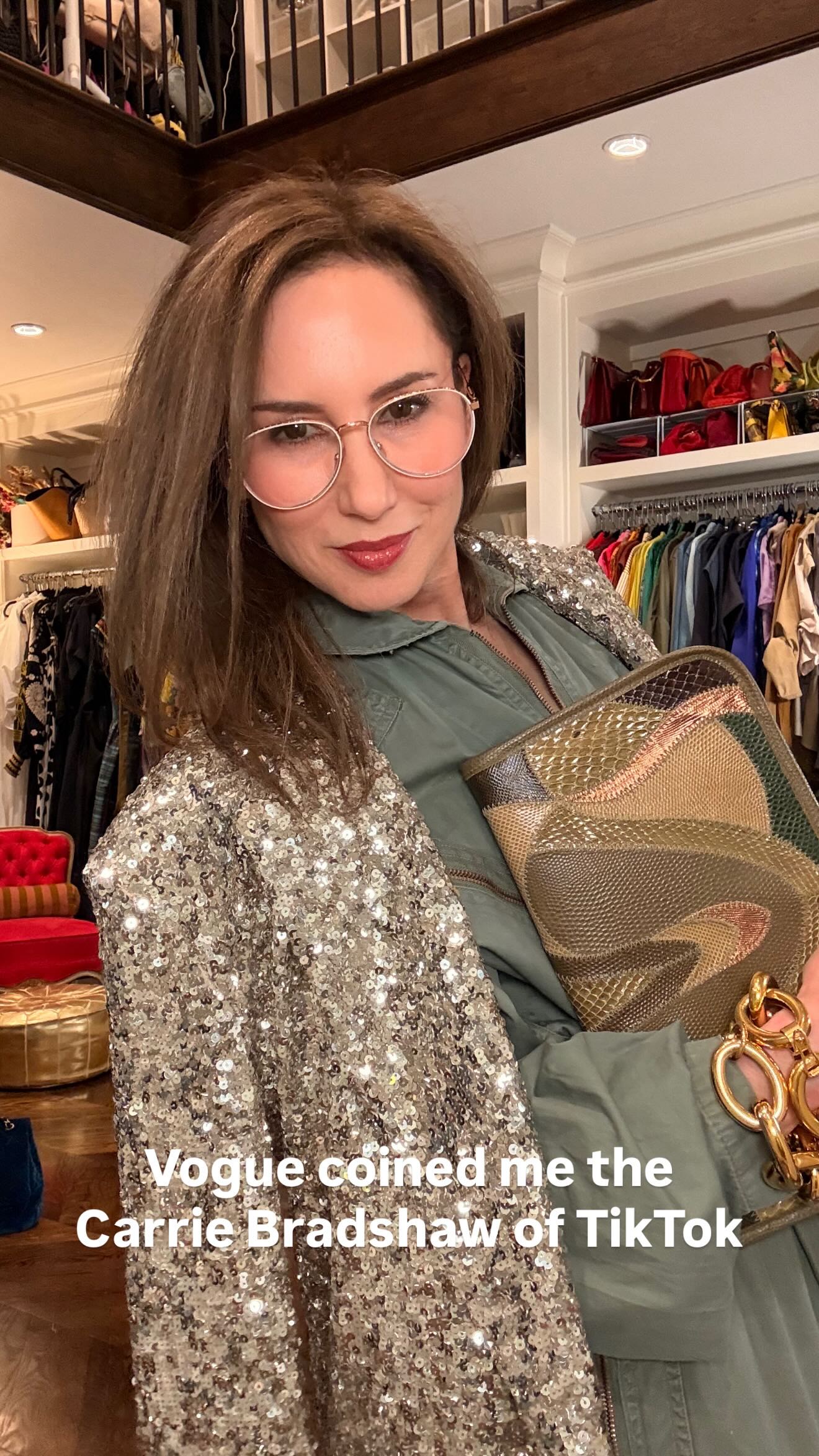 People have been comparing me to Carrie Bradshaw for years… so I thought, why not lean in?
Today’s outfit is a little love letter to Carrie. The drama, the layers, the “is that too much?” feeling that usually means it’s exactly right.
Carrie knew that getting dressed should be fun, a little fearless, and maybe just a tiny bit impractical. Honestly… I’ve always agreed with her on that.
So tell me… am I channeling Carrie?? Or is she channeling me 😜