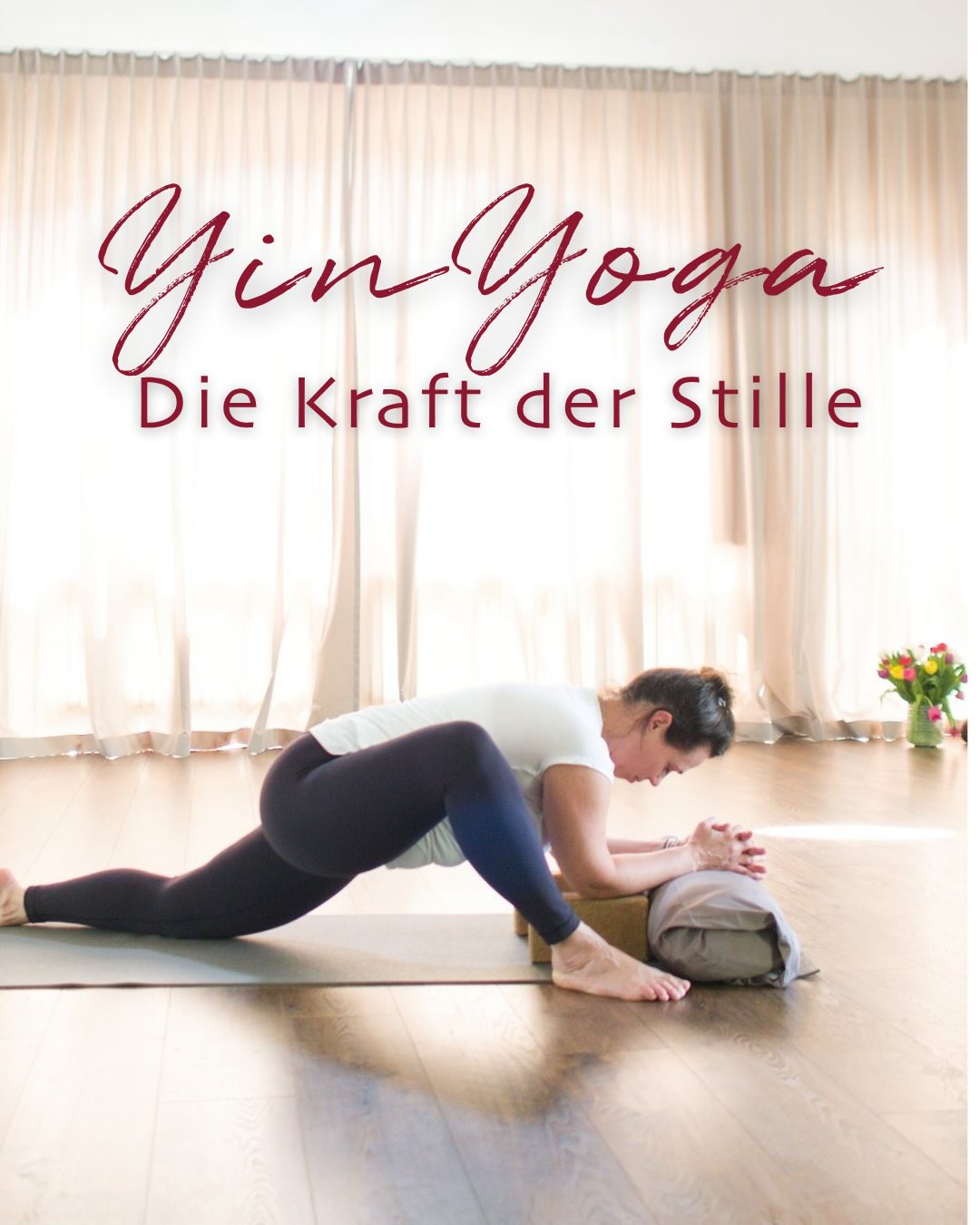 🌙 Yin Yoga – Wo die Reise nach innen beginnt.
Wusstest du, dass die wahre Flexibilität nicht in den Muskeln, sondern in deinen Faszien liegt? ✨
🧘♀️Yin Yoga ist die optimale Ergänzung zu unseren aktiven Yogastunden. Während wir uns dort dynamisch bewegen, geht es im Yin Yoga um die passive Praxis. Im Sitzen oder Liegen halten wir die Positionen für drei bis fünf Minuten – eine magische Zeitspanne, in der dein Körper beginnt, wirklich loszulassen.
🌿Warum das so wichtig ist? Tiefe Wirkung: Wir sprechen gezielt die Faszien an, die deine Muskeln, Bänder und Gelenke umgeben.
✨ Energiefluss: Die ruhige Praxis aktiviert deine Meridiane (Energiebahnen) und löst Blockaden.
🧠 Mentale Ruhe: Es wirkt tief entspannend auf Körper und Geist – ein echtes Nervensystem-Reset.
🎓Du willst tiefer eintauchen? Wenn du schon schon eine Yogalehrer*in Ausbildung hast und Yin Yoga professionell unterrichten möchtest: Im Oktober und November findet unsere Yin Yoga Ausbildung im Yogaraum statt! Lerne alles über die Anatomie der Faszien und die Kunst der Stille.
🚀 Early Bird Rabatt: Melde dich bis zum 31.03. an und sichere dir deinen Vorteilspreis! Alle Details findest du über den Link in unserer Bio.
👉 Bist du eher Typ „Power“ oder Typ „Stille“? Schreib es uns in die Kommentare! 👇
#yogaraumravensburg #ravensburg #yinyoga #faszienyoga #yogamoods yinyogaausbildung meridiane bindegewebe yogaoberschwaben bodensee achtsamkeit auszeitfürdich yogalehrerausbildung flexibilität earlybird