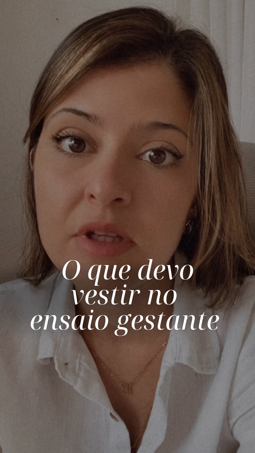 O mais importante não é a roupa em si… é como você se sente dentro dela. ✨
Eu sempre oriento minhas clientes a escolherem peças que tenham leveza e movimento. Tons claros, neutros, evitar estampas chamativas (elas acabam roubando a atenção), tecidos mais fluidos… tudo isso ajuda a trazer essa sensação mais delicada que a gestação pede.
Vestidos e saias mais soltos, conjuntos em tons suaves, ou até um top com uma camisa aberta e um short jeans funcionam muito bem.
E uma coisa importante: não precisa de nada exagerado. Quanto mais atemporal, mais essas memórias continuarão bonitas ao longo dos anos.