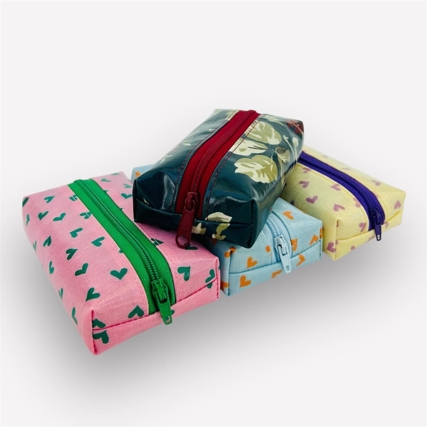 Eine weitere Farbgruppe der neuen Taschentuchtäschchen🤧🤗
Jetzt auf ✨manudesign.ch✨ erhältlich🥰
#manudesign #handmade #smallbusiness #smallbusinessowner #smallbusinesssupport #bagslover #handarbeit #schweiz #switzerland🇨🇭 #swissmade #swisshandmade #pratteln #selfdesign #womansmallbusinessowner #umhängetasche #bauchtasche #bellybag # #selbstgemacht #prettybag #prettybags #coolbag #bagforwomen #bagformen #unikat #träumewerdenwahr #stoff #cotton #stitch