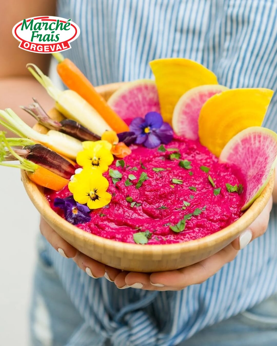 Souvent sous-estimée, la betterave mérite pourtant toute sa place dans nos assiettes.
Avec sa belle couleur intense, sa texture fondante et sa douceur légèrement sucrée, elle se prête à mille idées en cuisine : rôtie au four, en salade, en carpaccio ou mixée pour des recettes originales.
La betterave comme vous ne l’avez peut-être jamais goûtée…
Découvrez une recette qui va sublimer vos apéros : houmous de betterave ❤️
À tartiner à l’apéro, à tremper avec des légumes croquants ou du pain pita… difficile de s’arrêter.
Un légume simple… mais plein de caractère.
#betterave #legumesdesaison #marchefraisorgeval #cuisinedesaison #orgeval