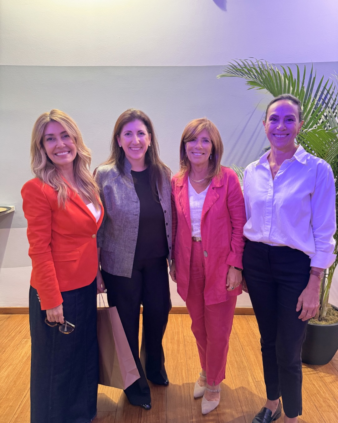 Realizamos la cuarta edición del ciclo Falando con Elas. Fue un nuevo encuentro donde nos reunimos para escuchar, compartir y conectar.
La actividad comenzó con las palabras de bienvenida del presidente de AEGU, Jorge Expósito, dando paso al panel que reunió tres trayectorias con miradas diversas y un punto en común: la huella de la identidad gallega en sus caminos personales y profesionales.
María Victoria Quintans Rodríguez, María Fernanda Calvo Boix y Cristina Carballo Fernández compartieron sus experiencias, atravesadas por historias de inmigración, el legado de madres y abuelas gallegas, y su propio rol como mujeres en espacios de liderazgo. La moderación estuvo a cargo de Rosario Collazo, socia de AEGU.
Además, hubo un momento muy especial: el homenaje a Patricia Arijón, secretaria ejecutiva, por sus 25 años en AEGU. Fue un reconocimiento a su compromiso y dedicación que ha tenido en la construcción de la asociación, acompañado por palabras del presidente, el cariño de socios y un emotivo saludo desde Uruguay y Galicia.
Agradecemos especialmente al @ccemontevideo por poner a disposición sus instalaciones como todos los años.
¡Gracias a todos los que fueron parte de este encuentro!