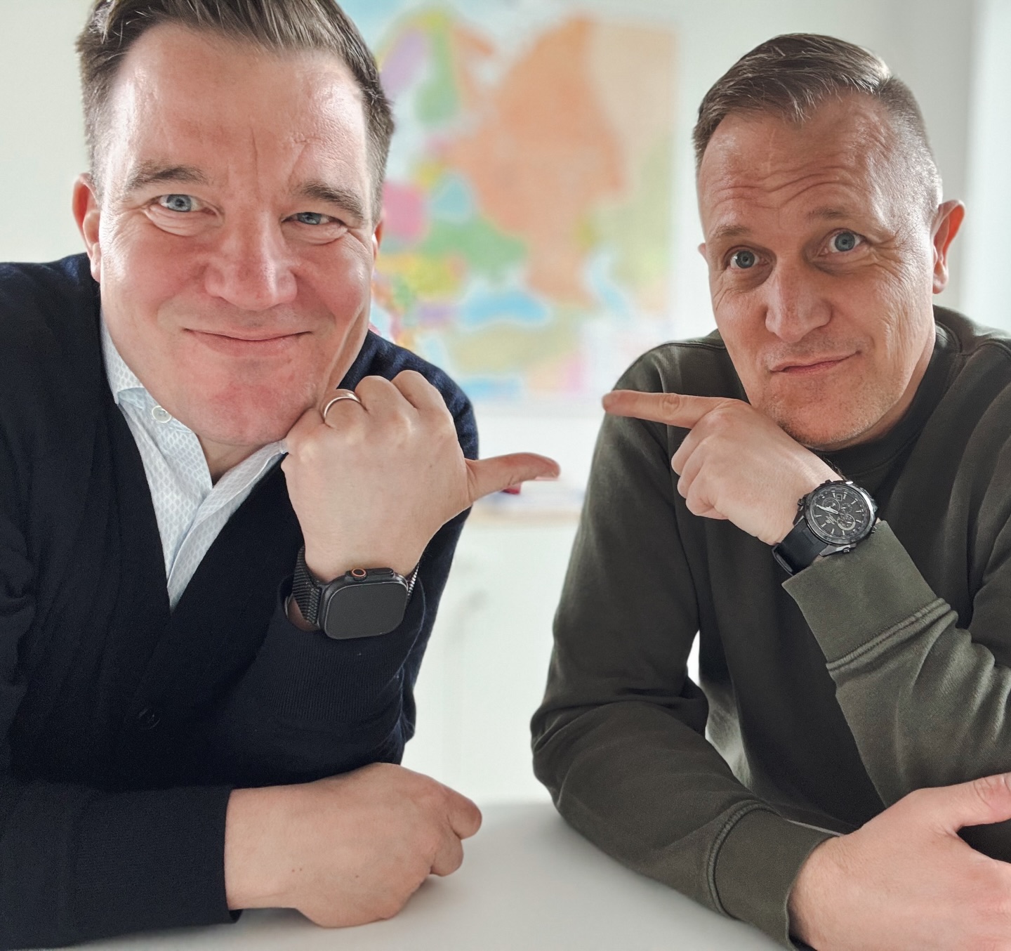Bald gibt’s wieder eine neue Episode auf die Ohren! 🎧 wir freuen uns schon, freut ihr euch auch? 🤓
Übrigens: falls ihr Anregungen, Wunsch-Themen oder einfach nur Feedback geben wollt. Schreibt uns gern. Wir freuen uns immer von euch zu lesen. 🫶